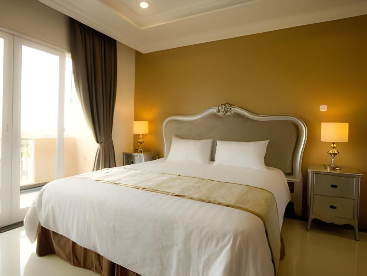 LK Grand Living Place Studio Balcony King Bed 2