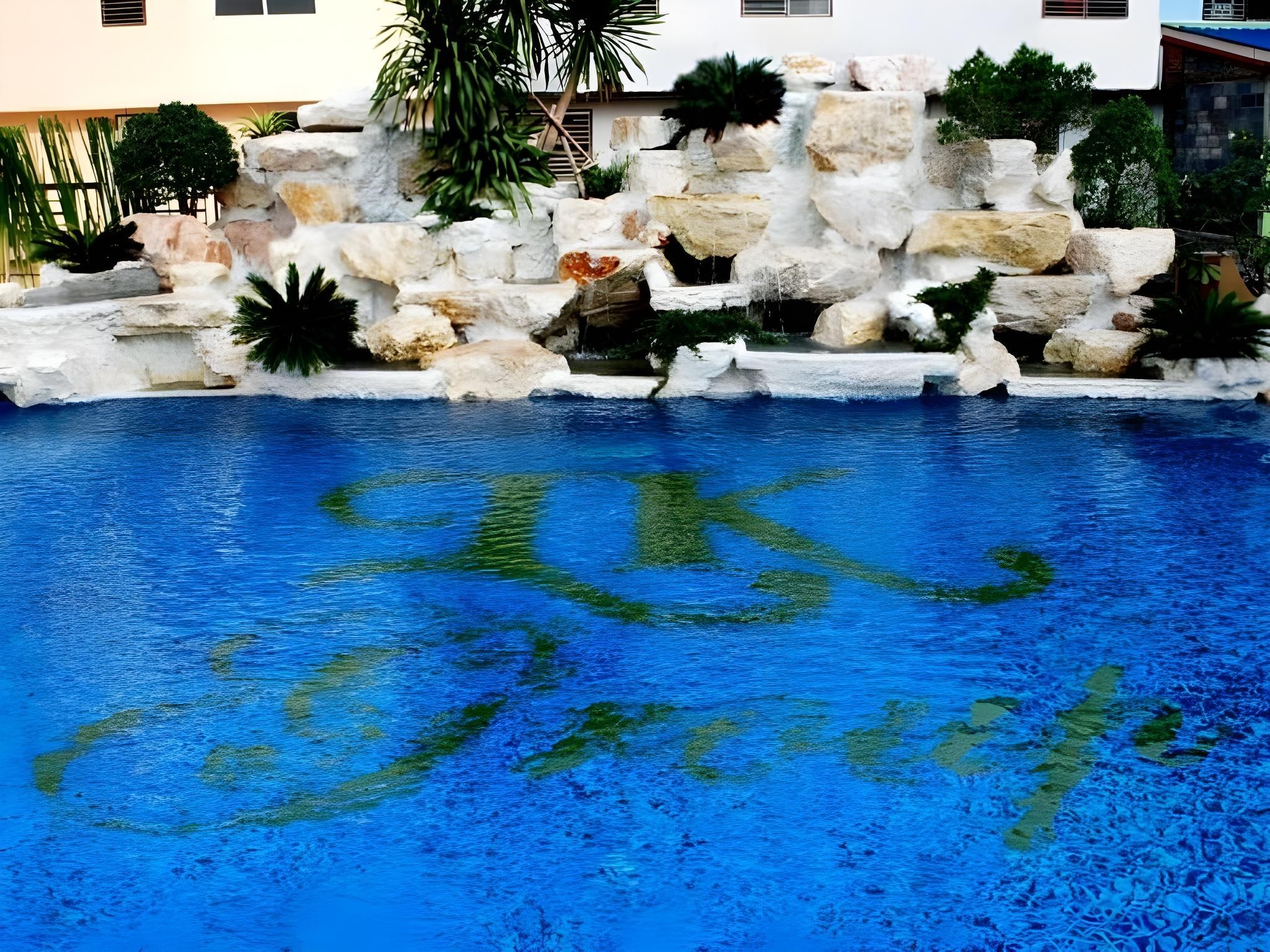 swimming pool [outdoor]