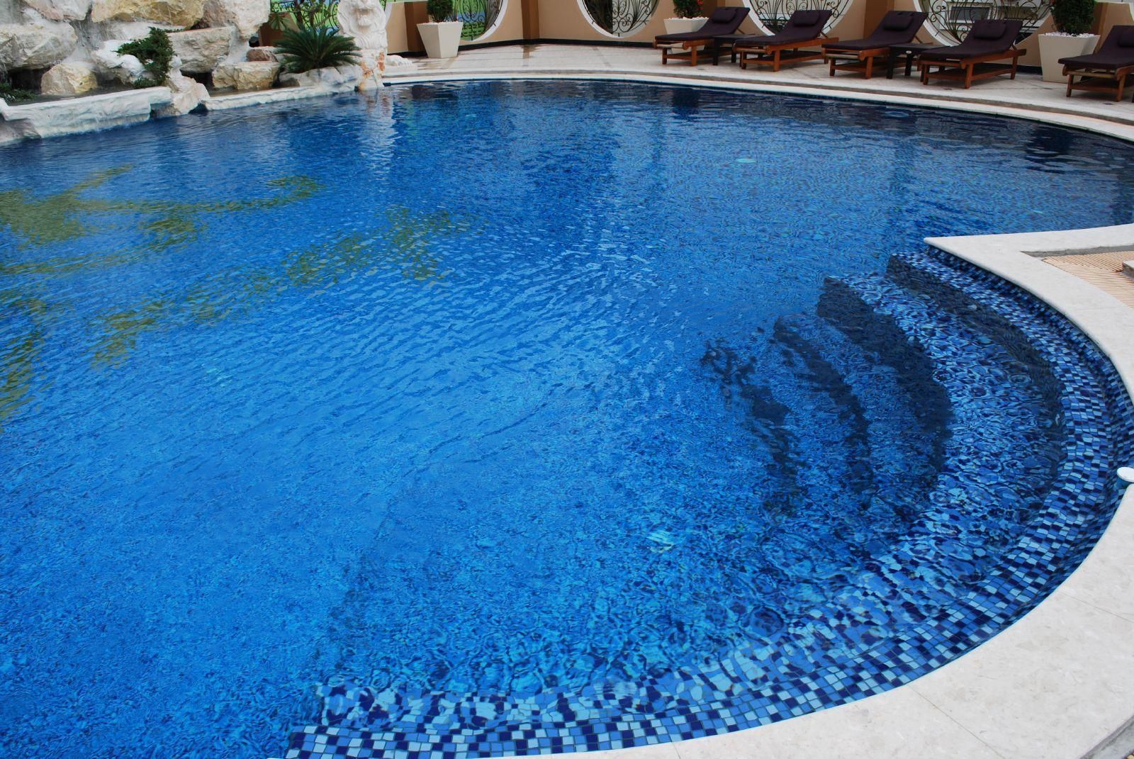 swimming pool [outdoor]