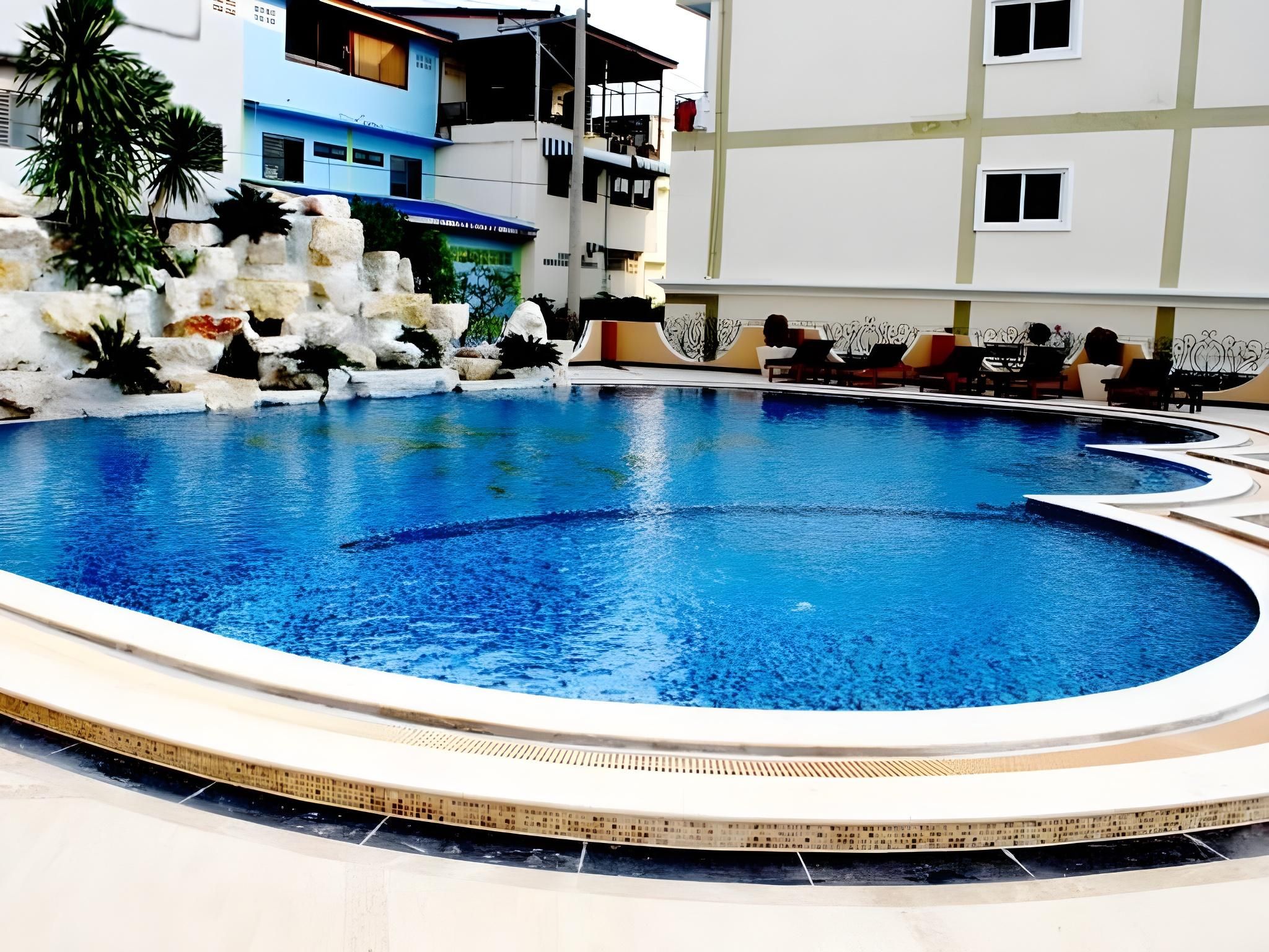 swimming pool [outdoor]