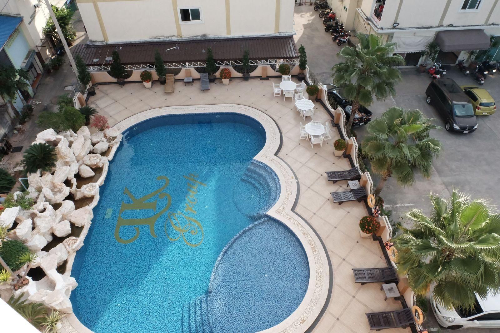 swimming pool [outdoor]