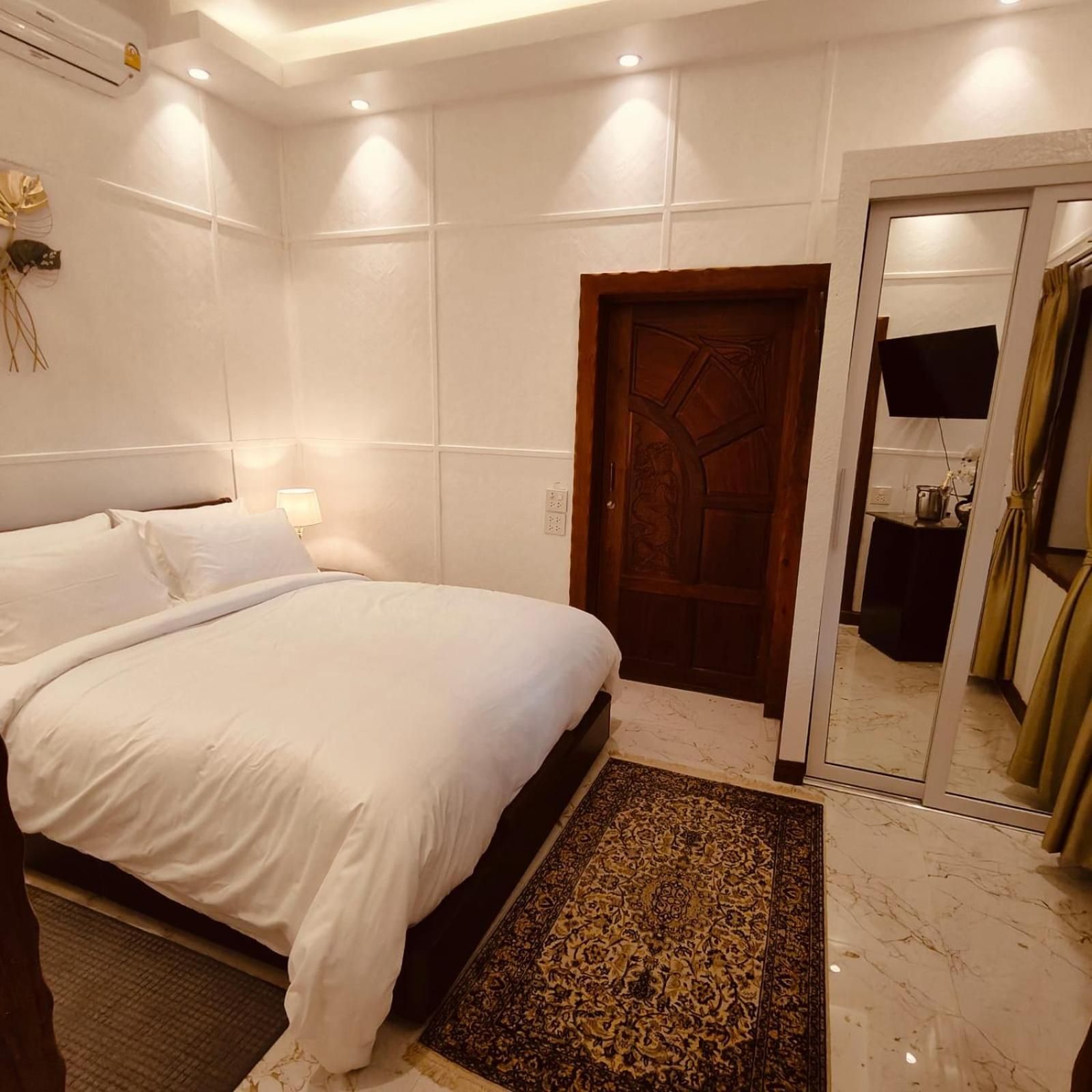 Standard Queen Room