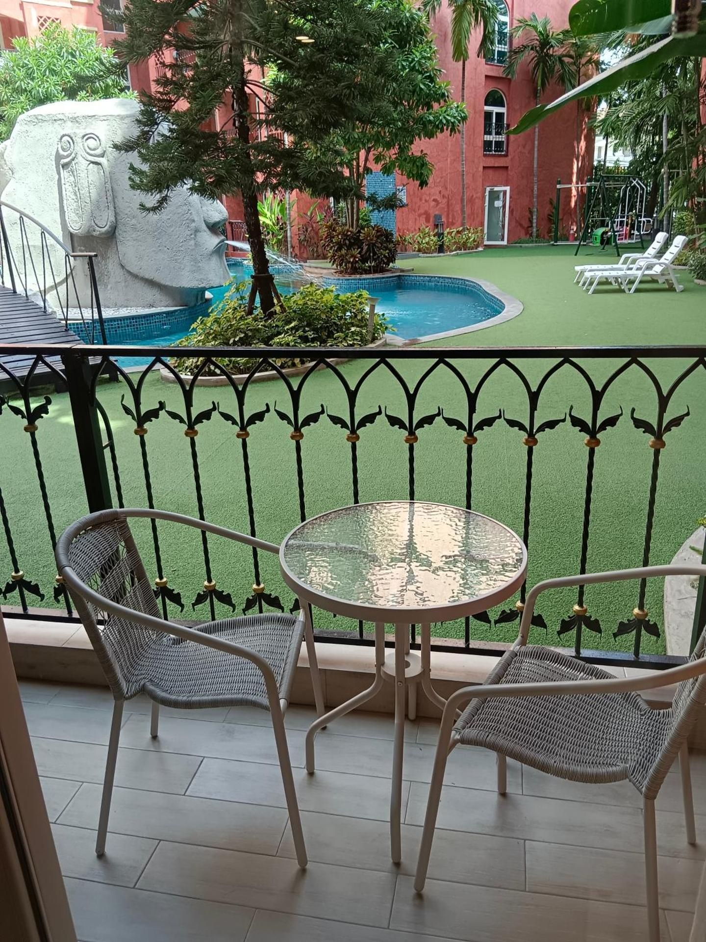 Apartment with Pool View 