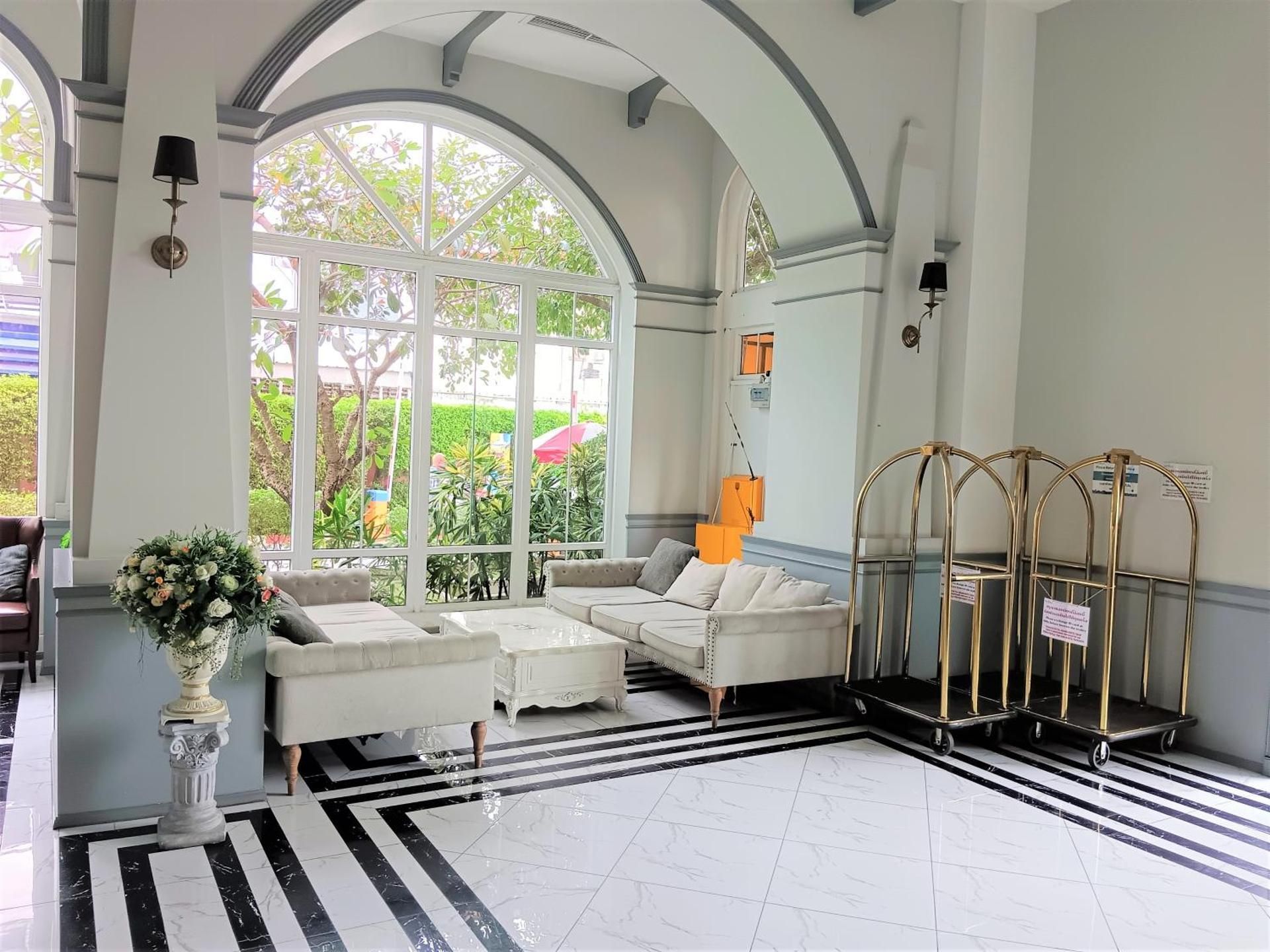 shared lounge/tv area