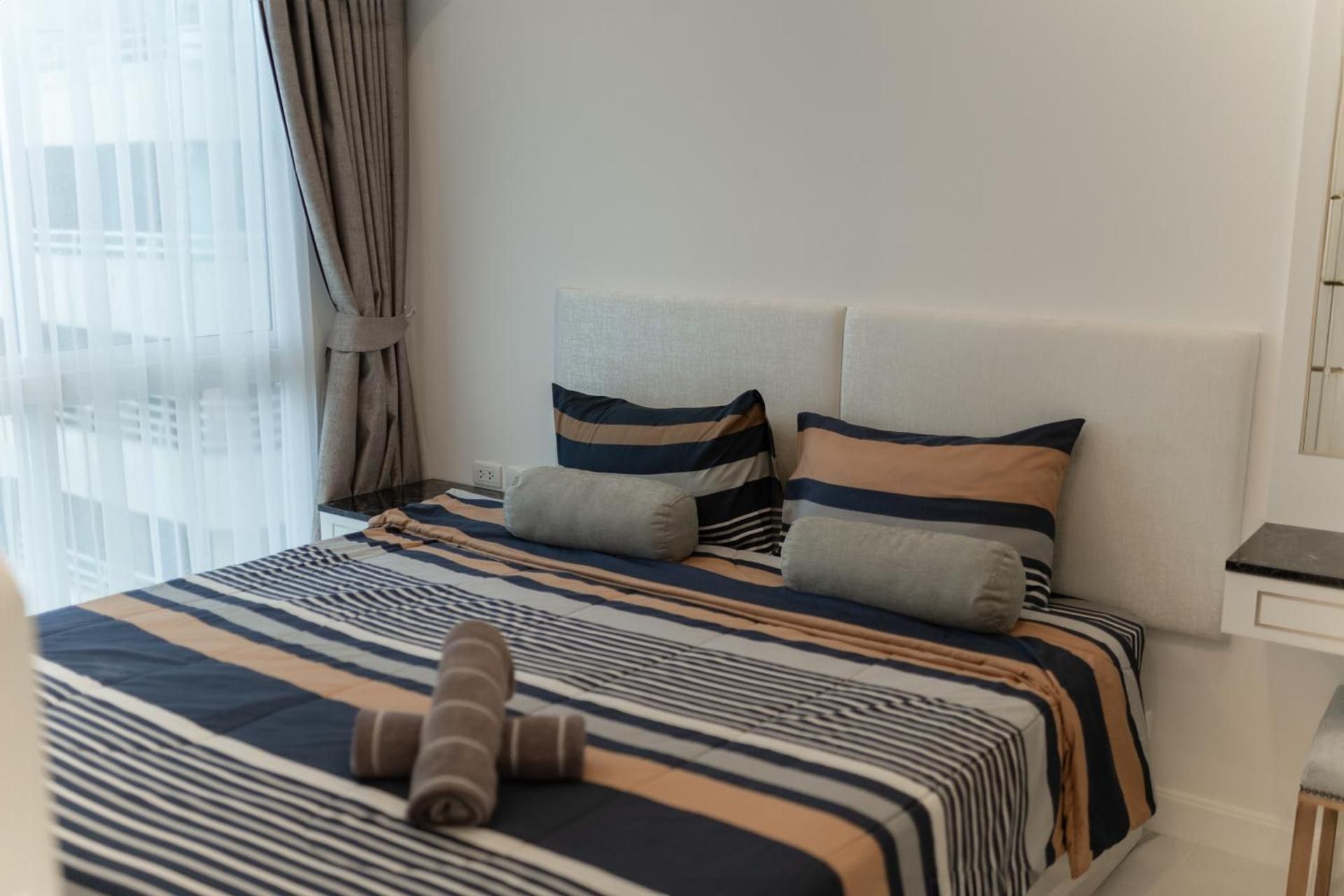 Deluxe One-Bedroom Apartment