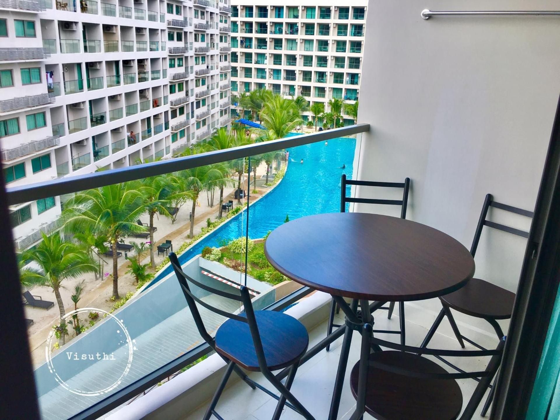 Apartment with Pool View 