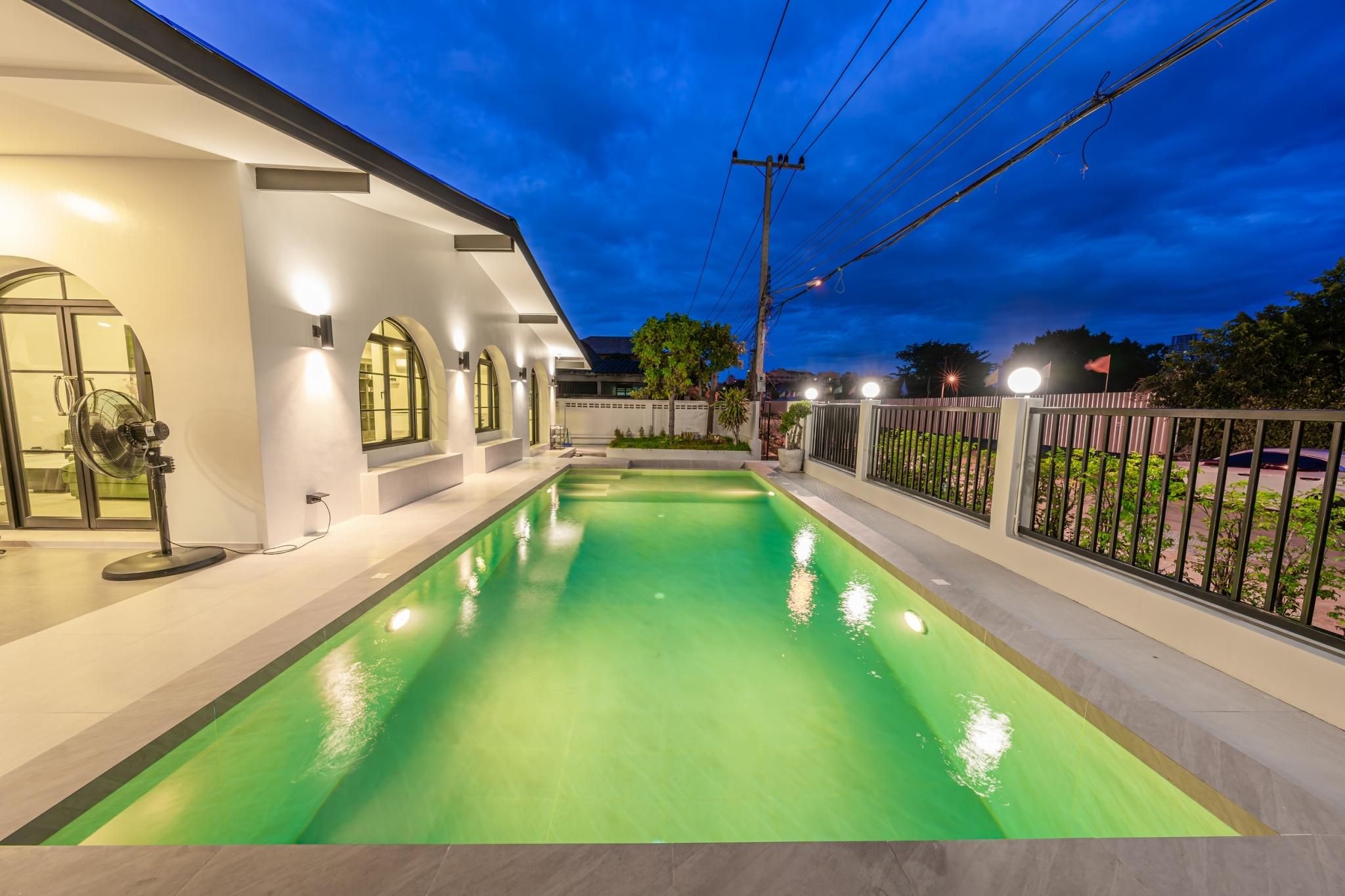 swimming pool [outdoor]