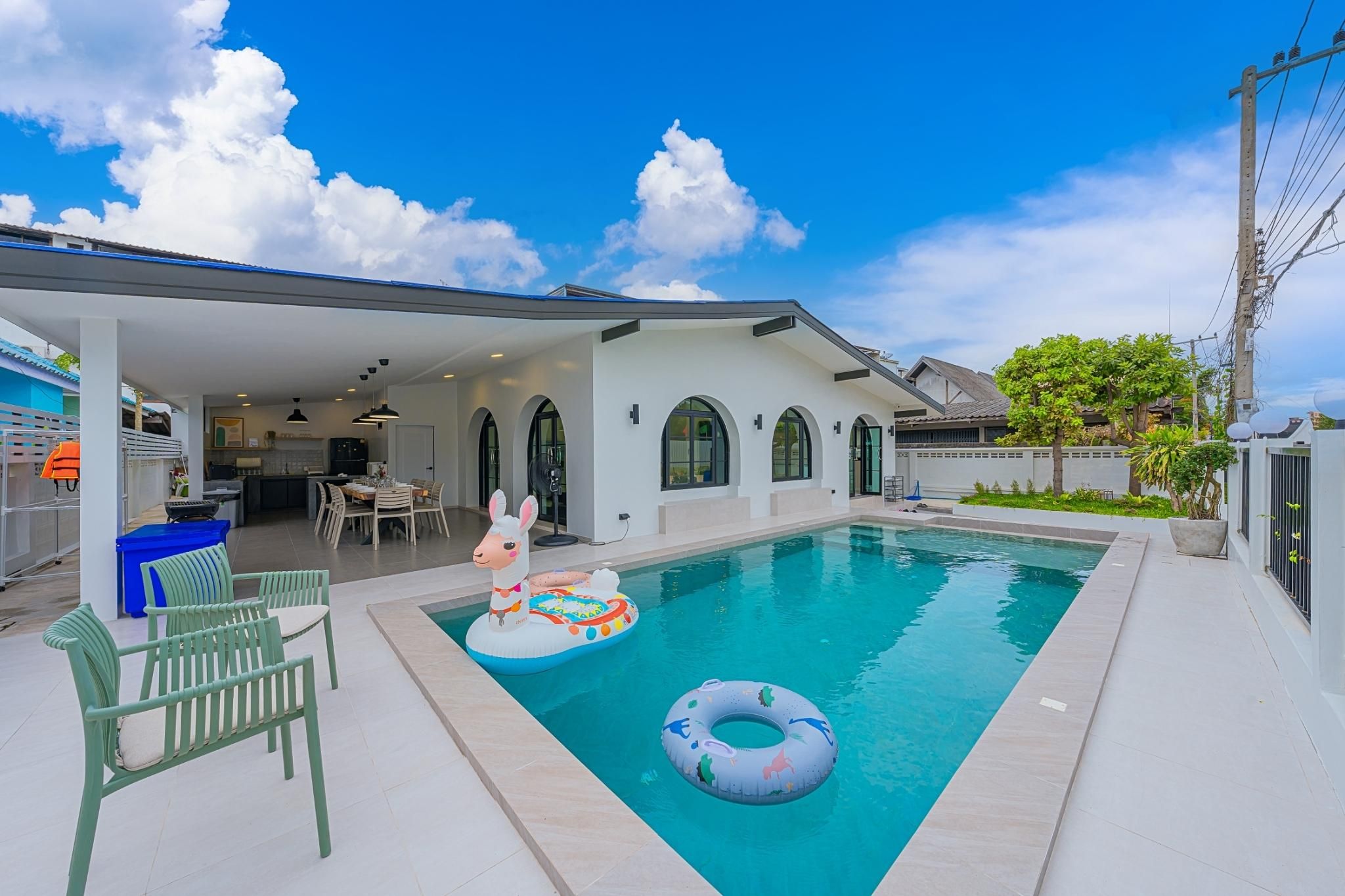 swimming pool [outdoor]