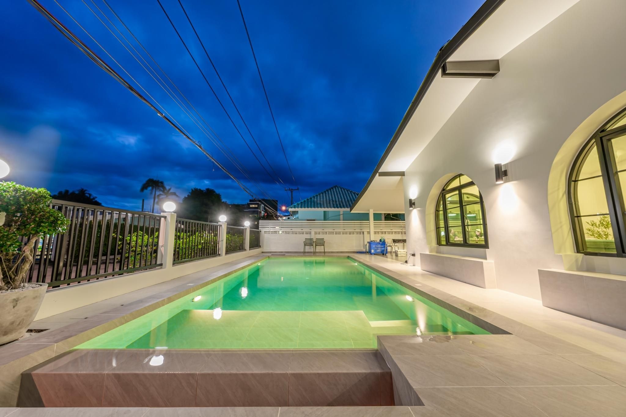 swimming pool [outdoor]