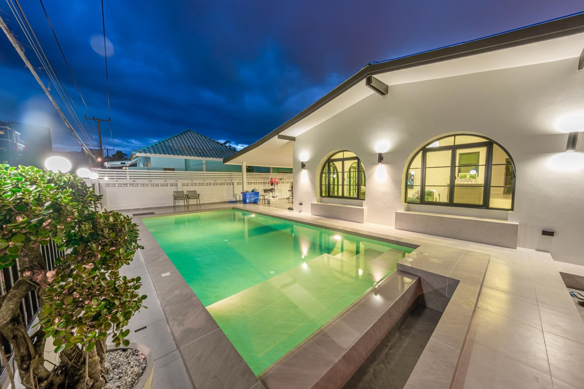 swimming pool [outdoor]