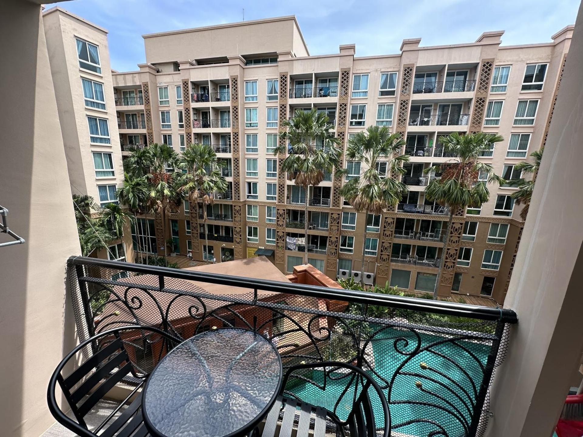 Apartment with Pool View 