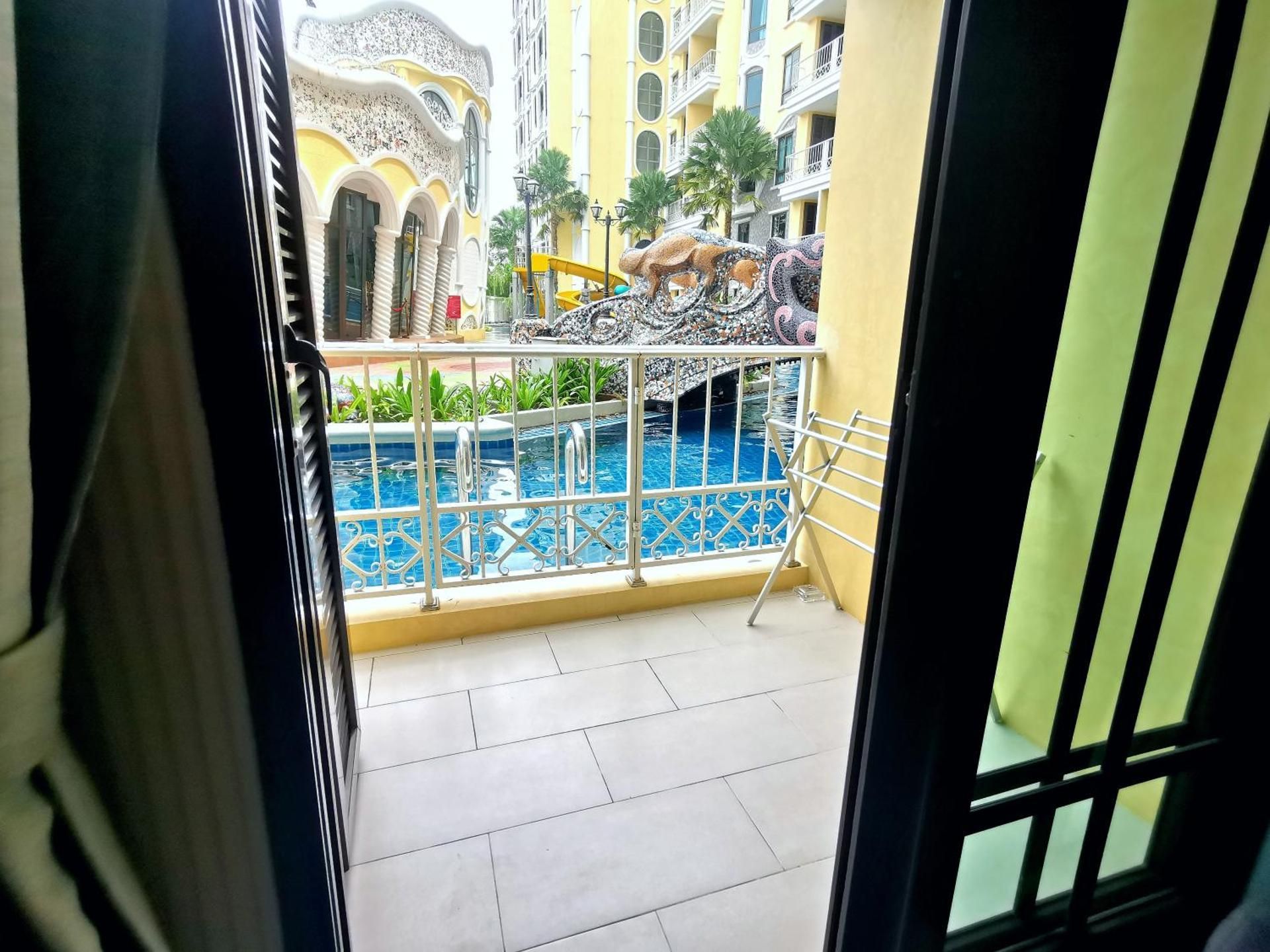Apartment with Pool View 
