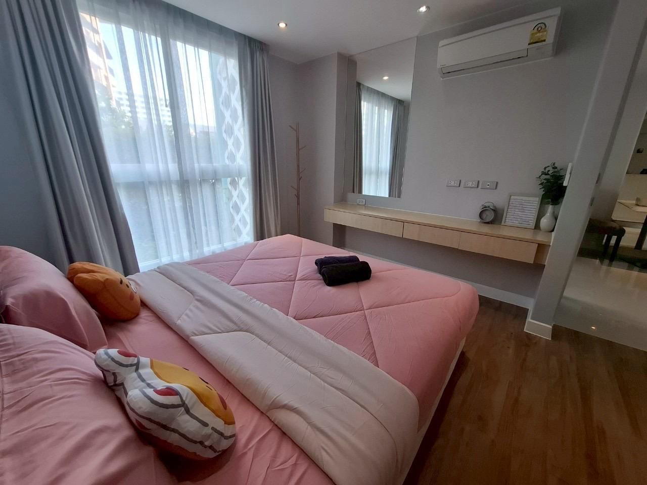 R301 -- Standard King Room
