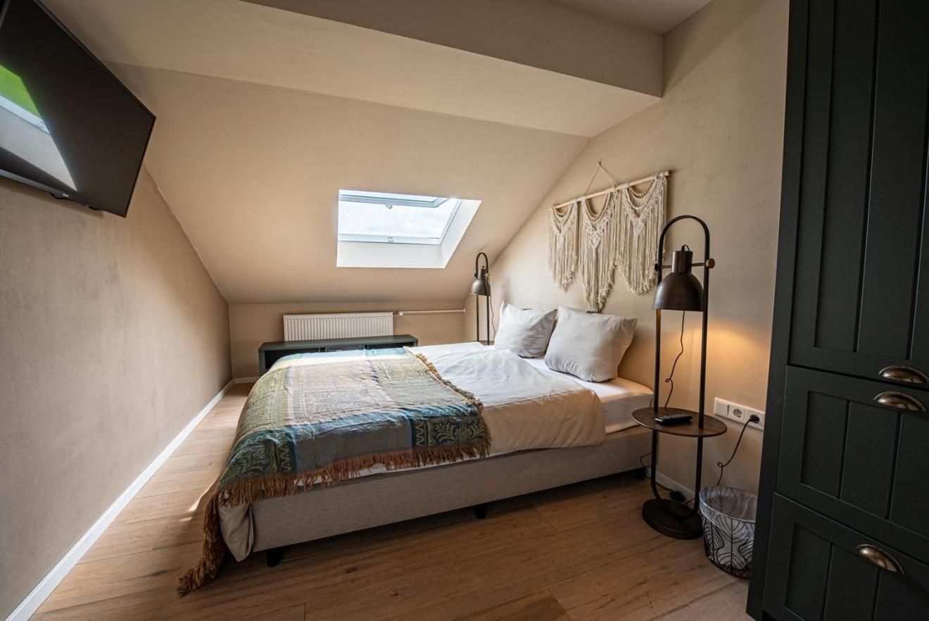 Budget Double Room with private bathroom on the hallway (no dogs allowed)