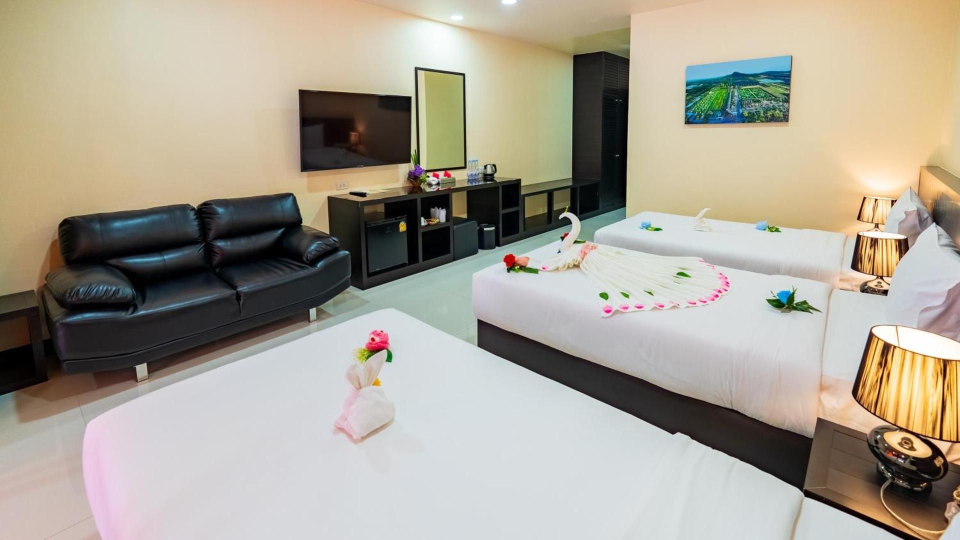 Nongnooch Garden Pattaya Resort Triple Room with Balcony 2