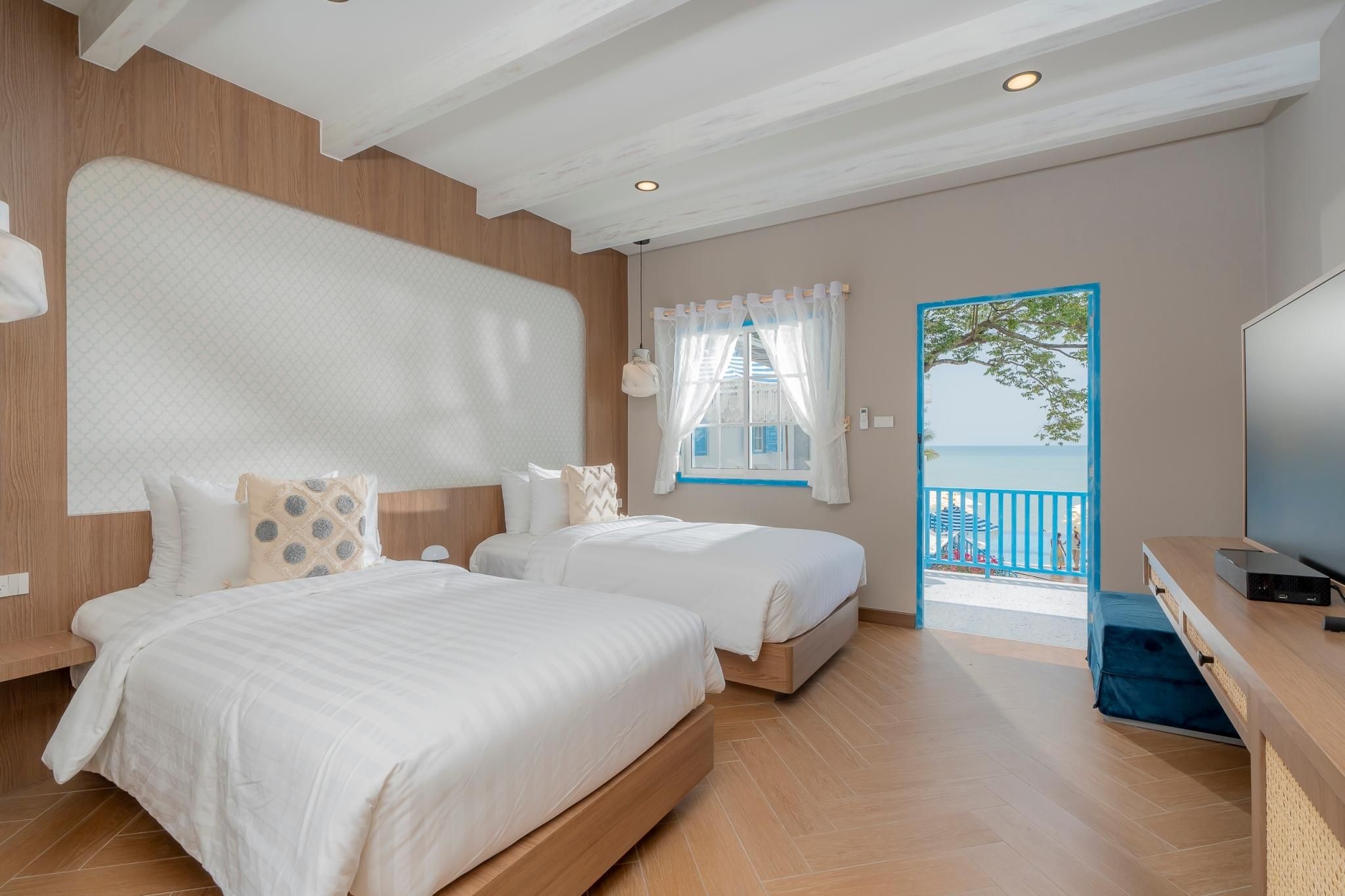 Cafe Suites Superior Sea View Twin Room 5