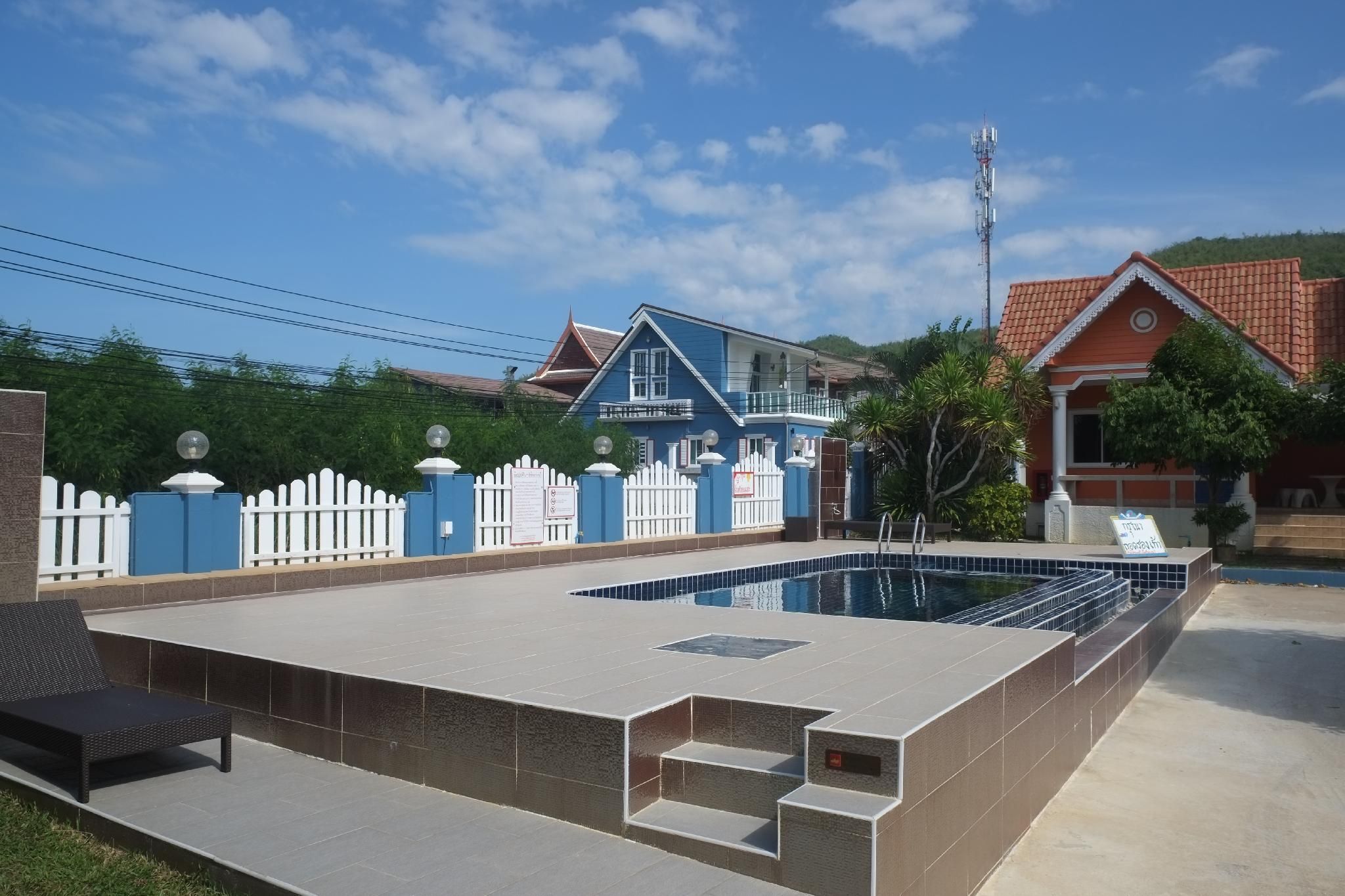 swimming pool [outdoor]