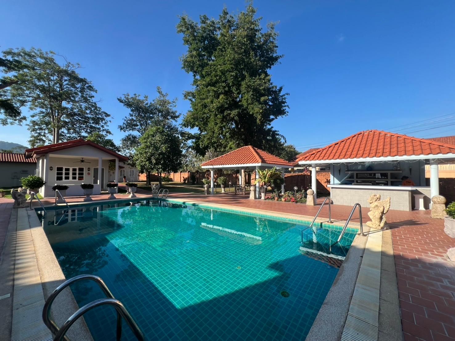 swimming pool [outdoor]