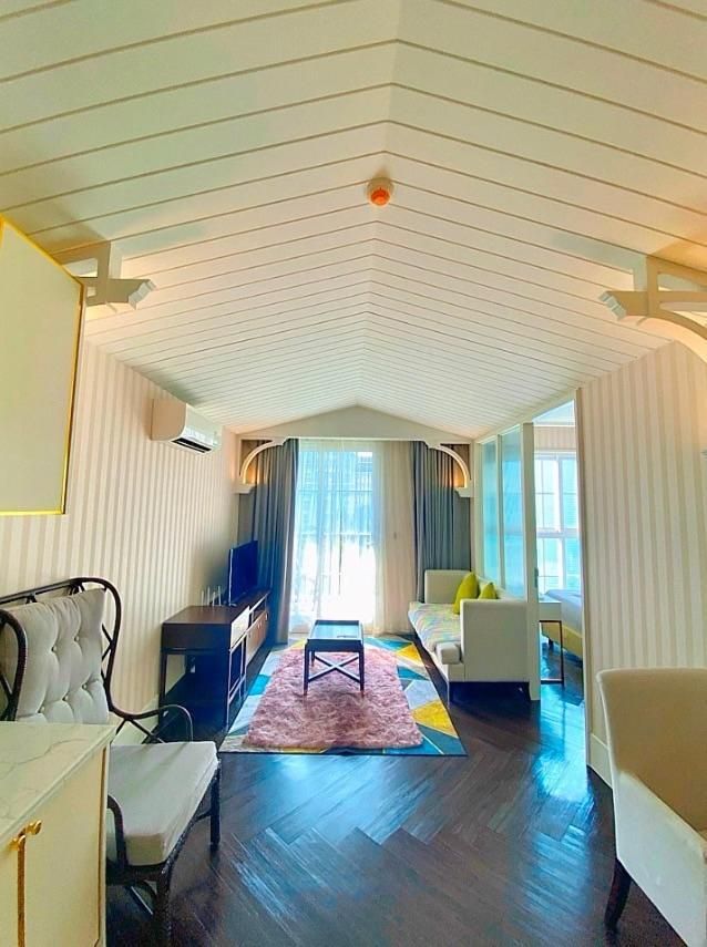 King Suite with Pool View