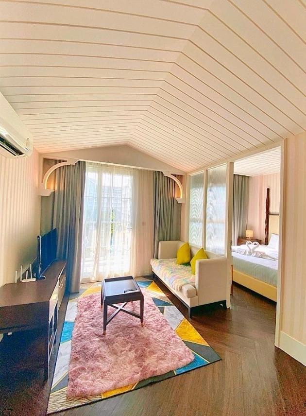 King Suite with Pool View