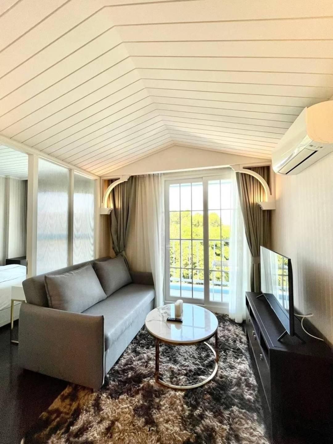 Apartment with Garden View