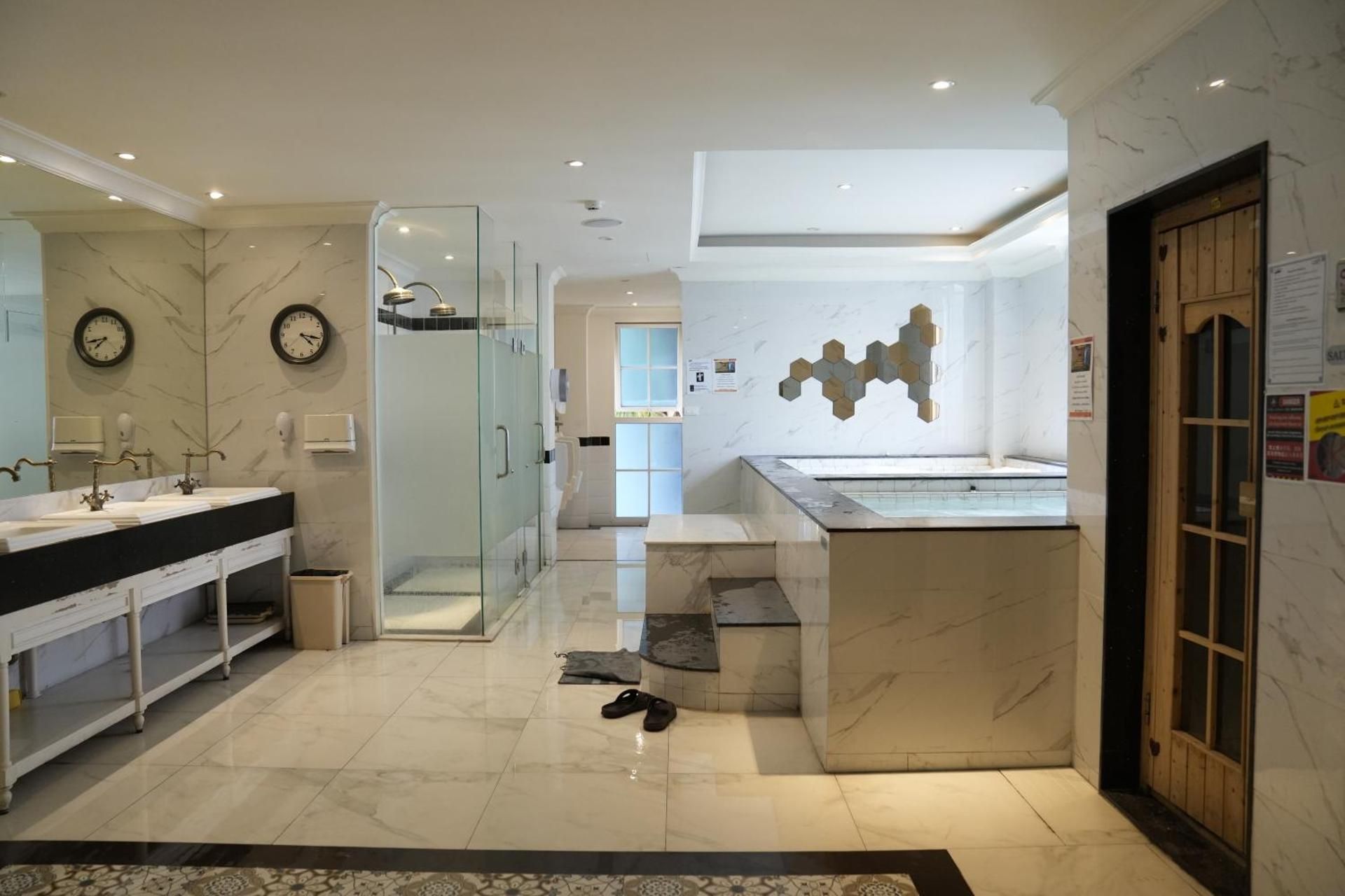 One-Bedroom Apartment with Garden View
