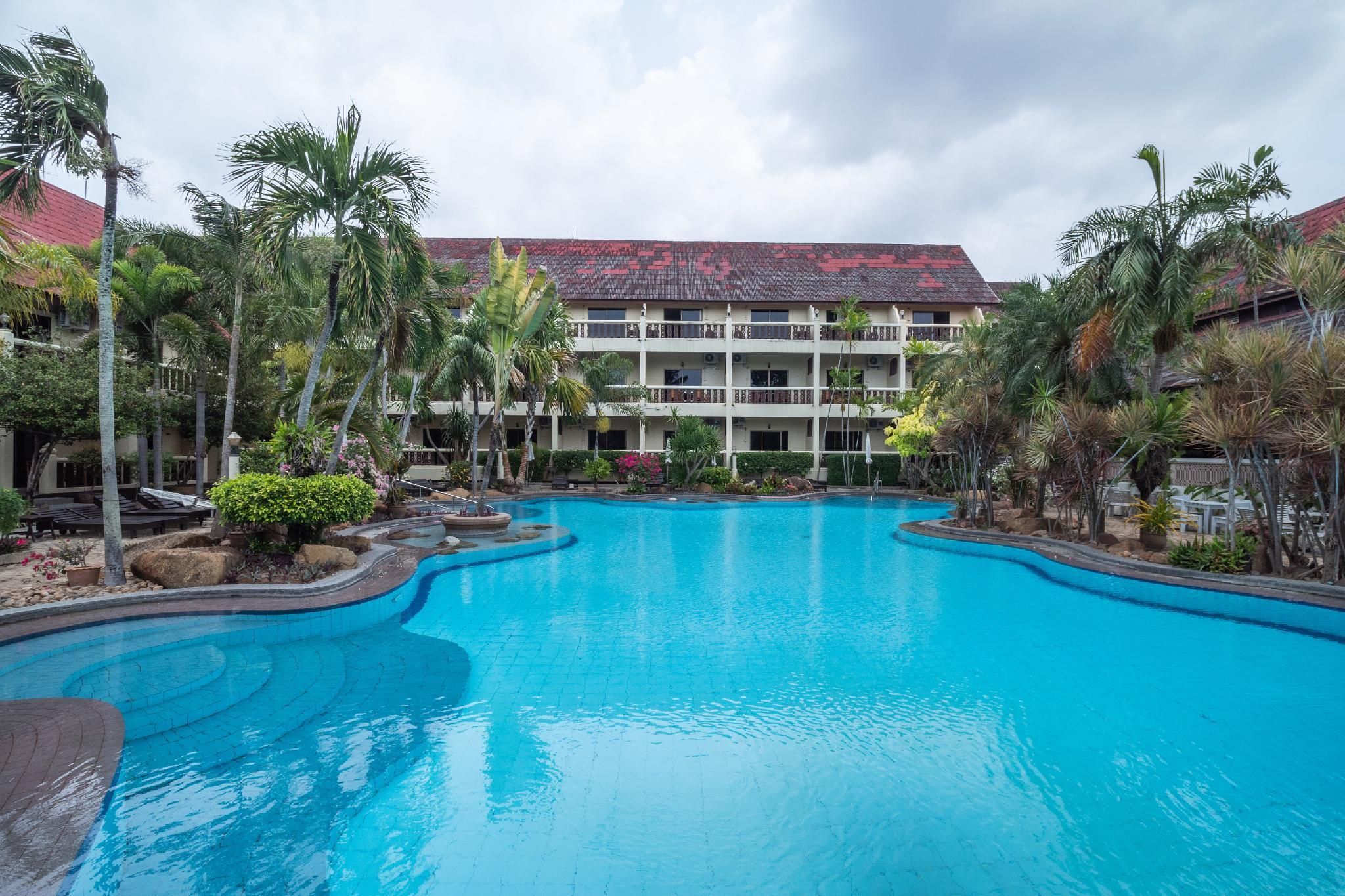 swimming pool [outdoor]