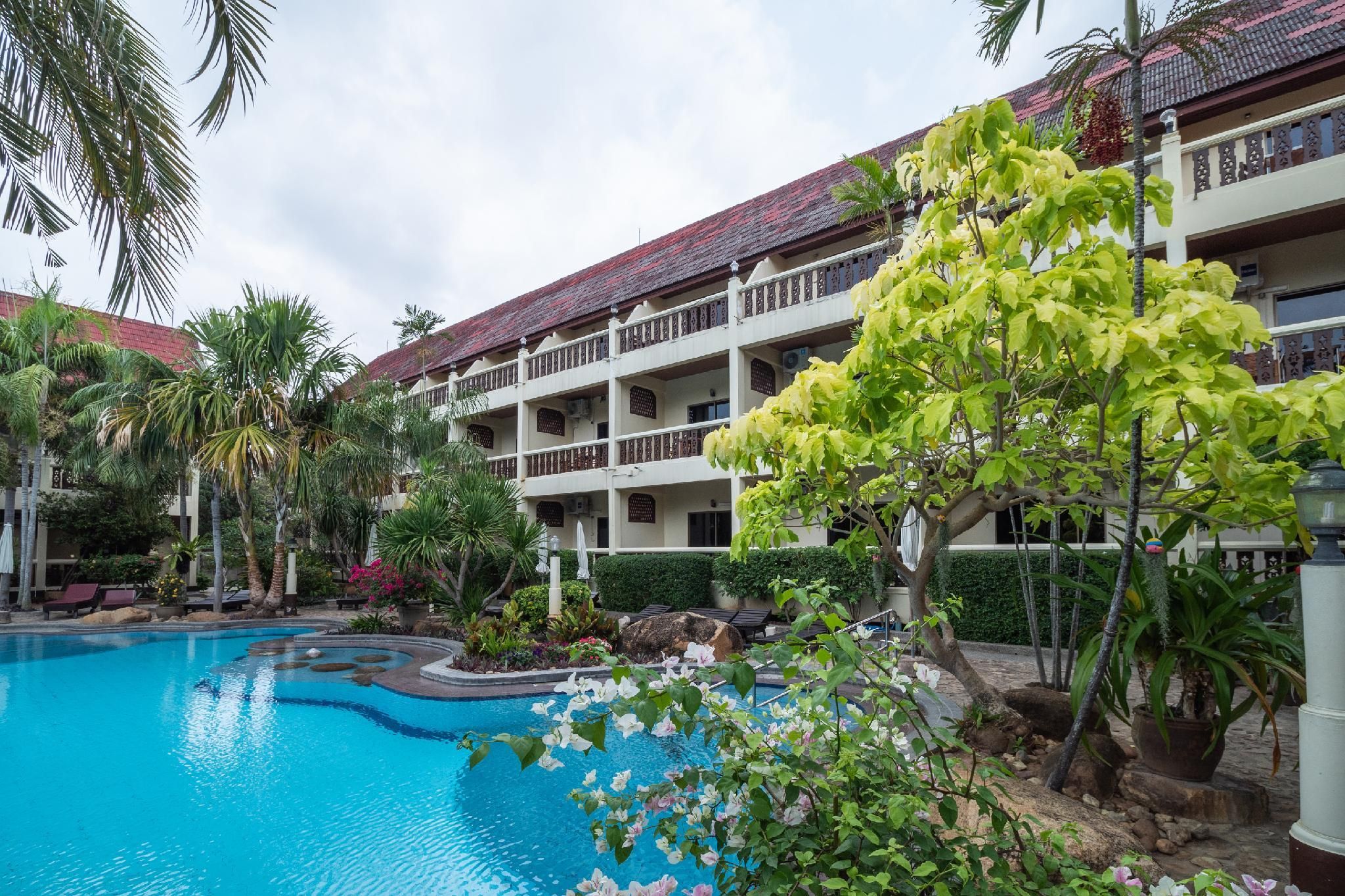 swimming pool [outdoor]