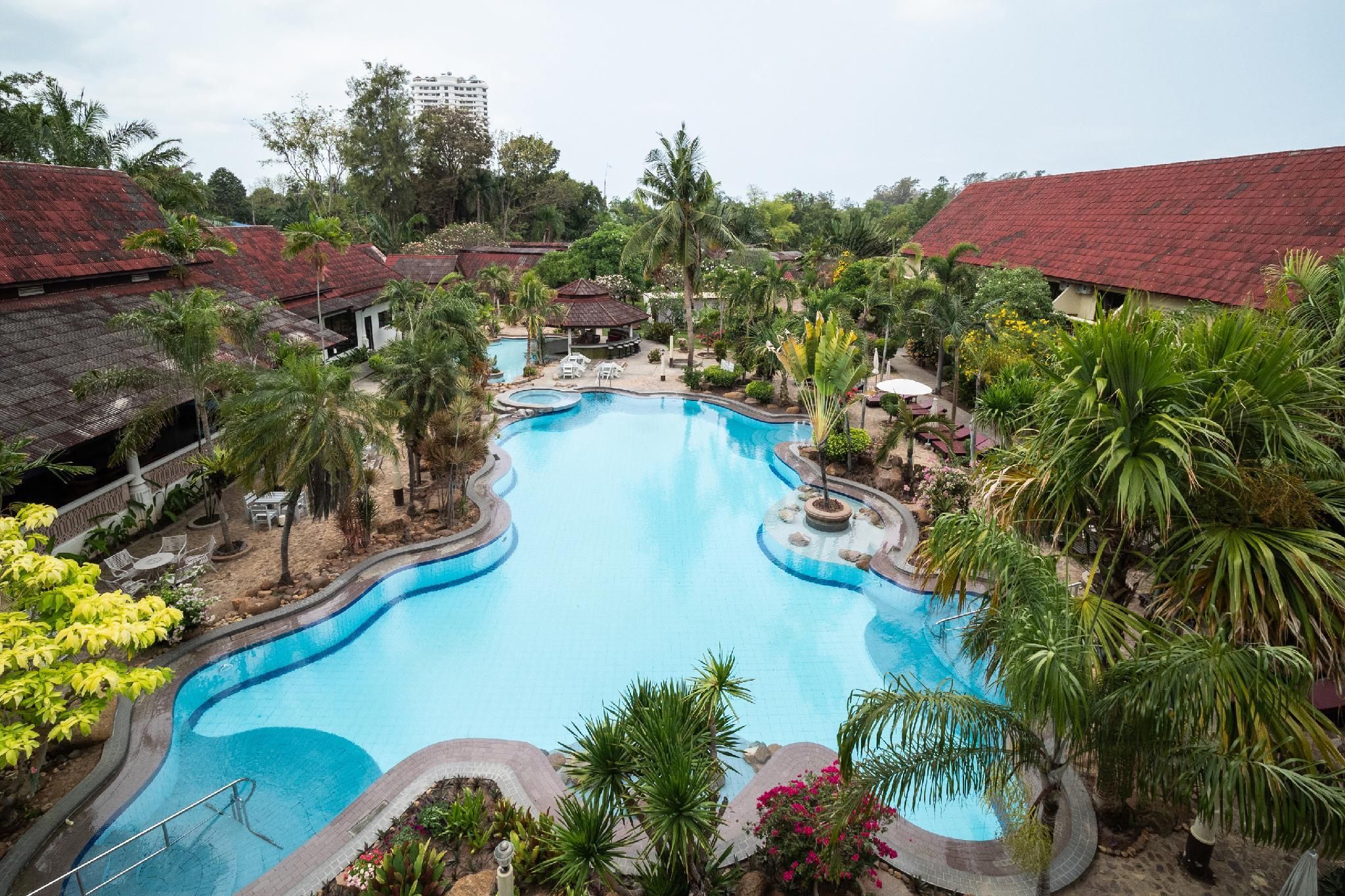 swimming pool [outdoor]