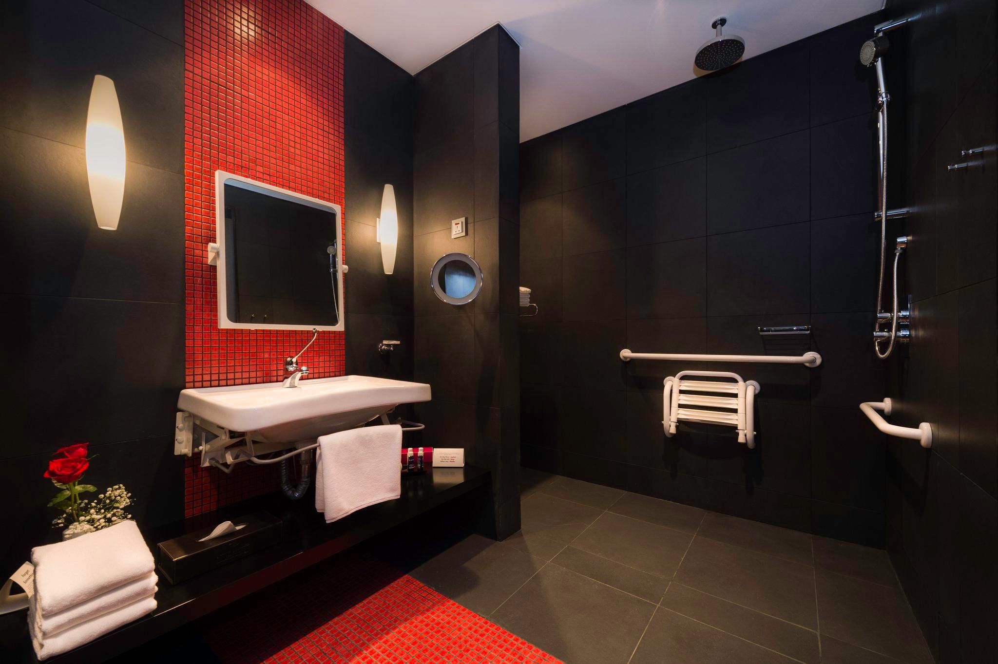 1 King Standard Accessible