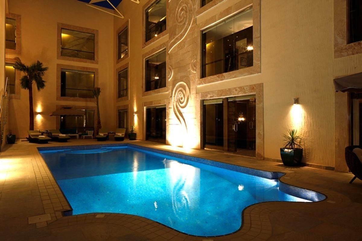 swimming pool [outdoor]