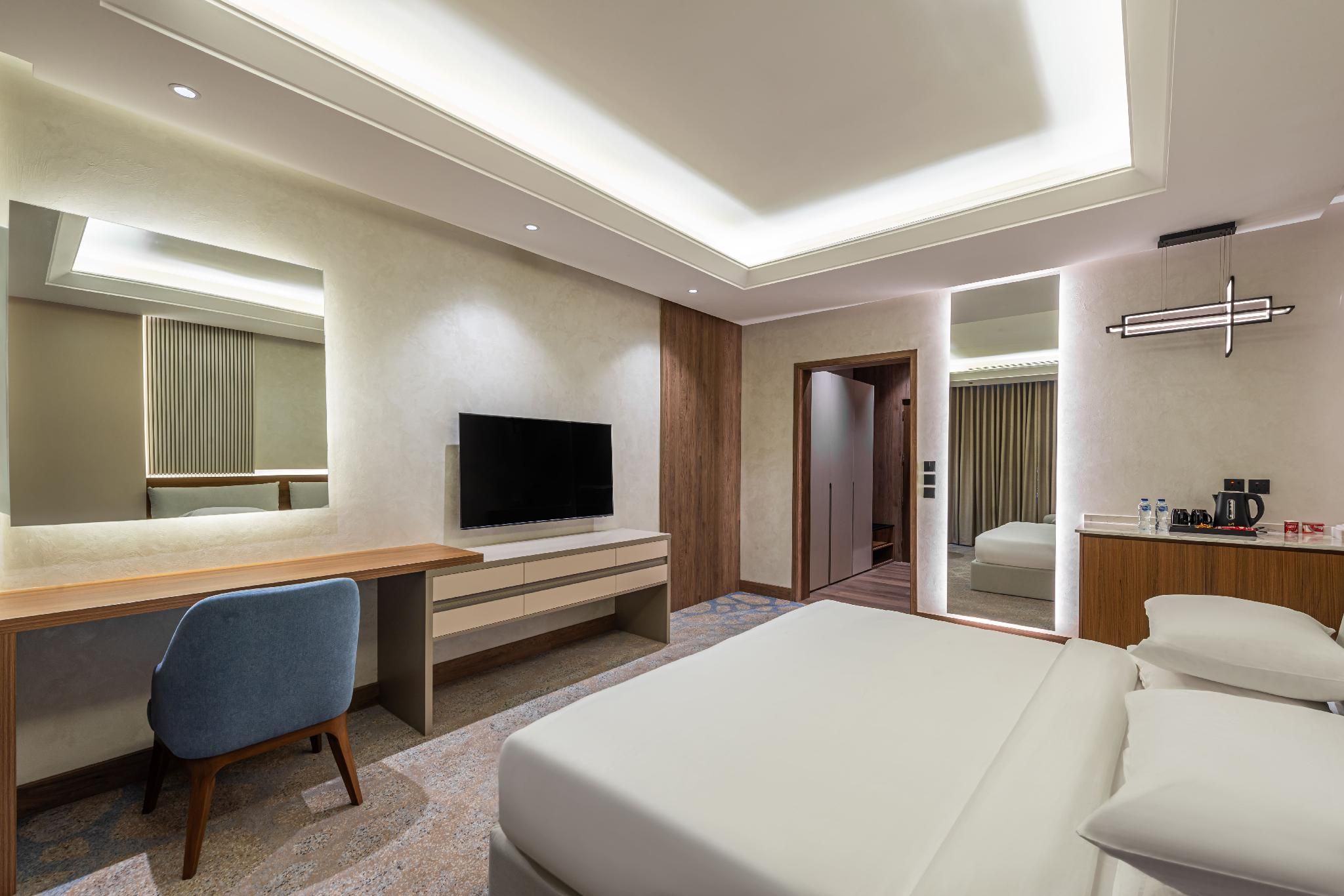 Voyage Hotel Deluxe King Room 3