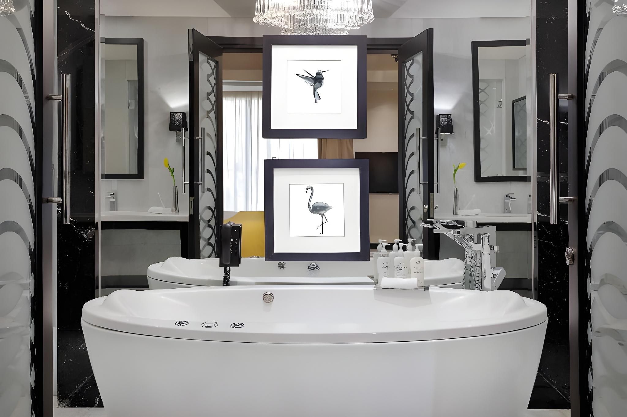 1 King Bed Suite Non Smoking