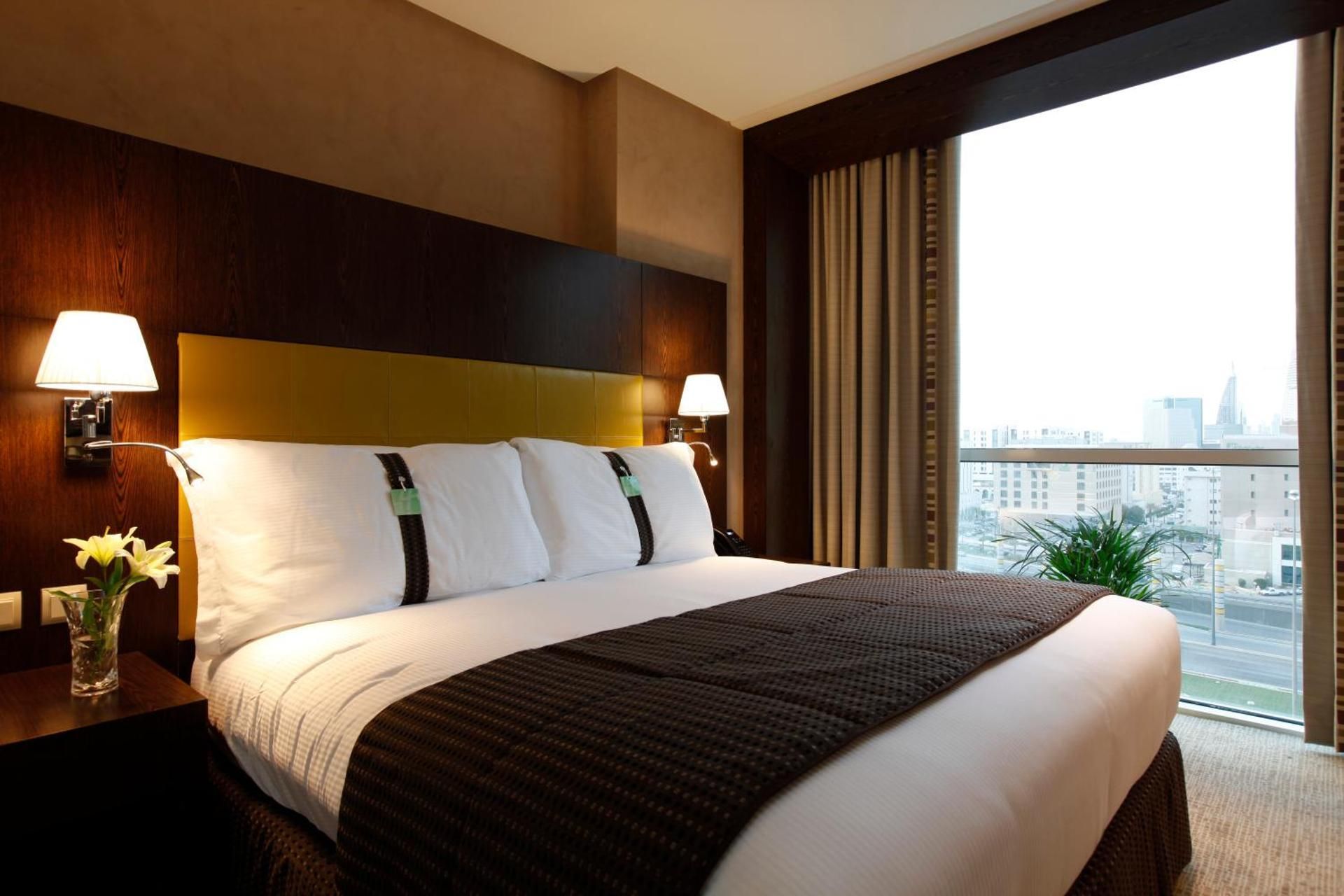 One-Bedroom King Suite with City View - Smoking