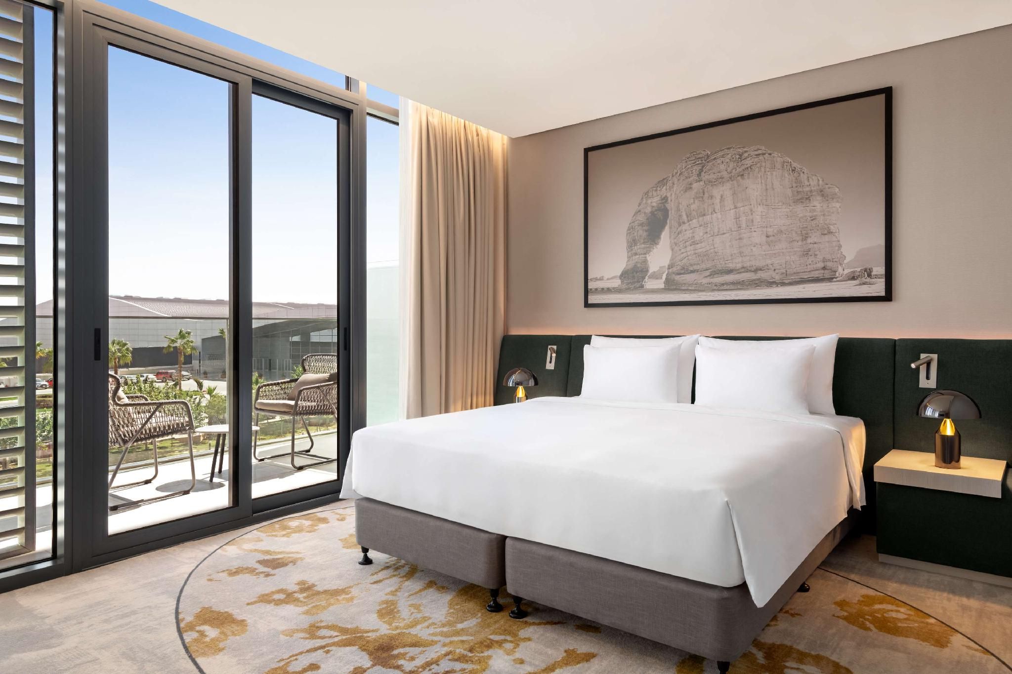 Deluxe Suite - Lounge Access