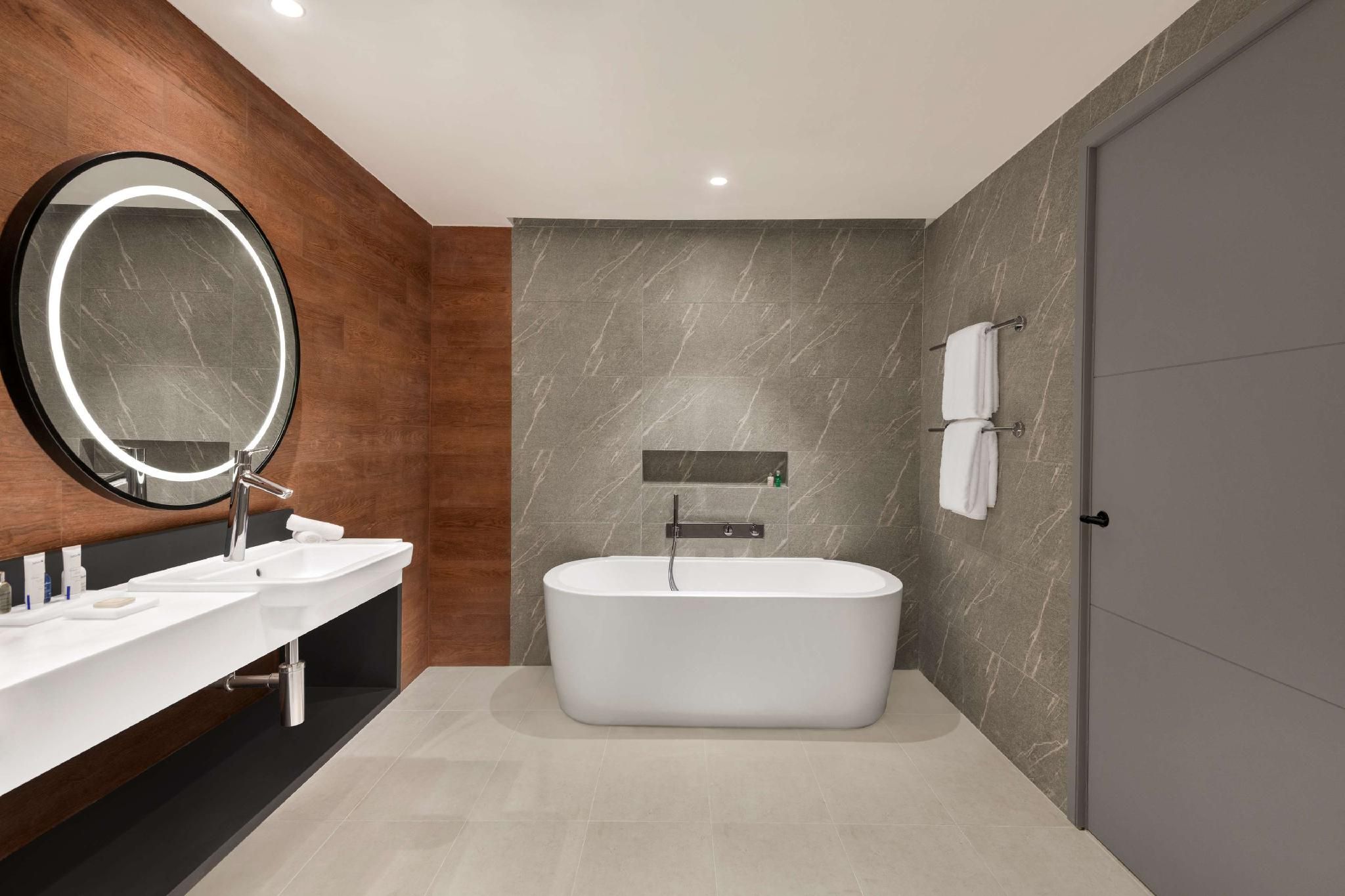 Deluxe Suite - Lounge Access