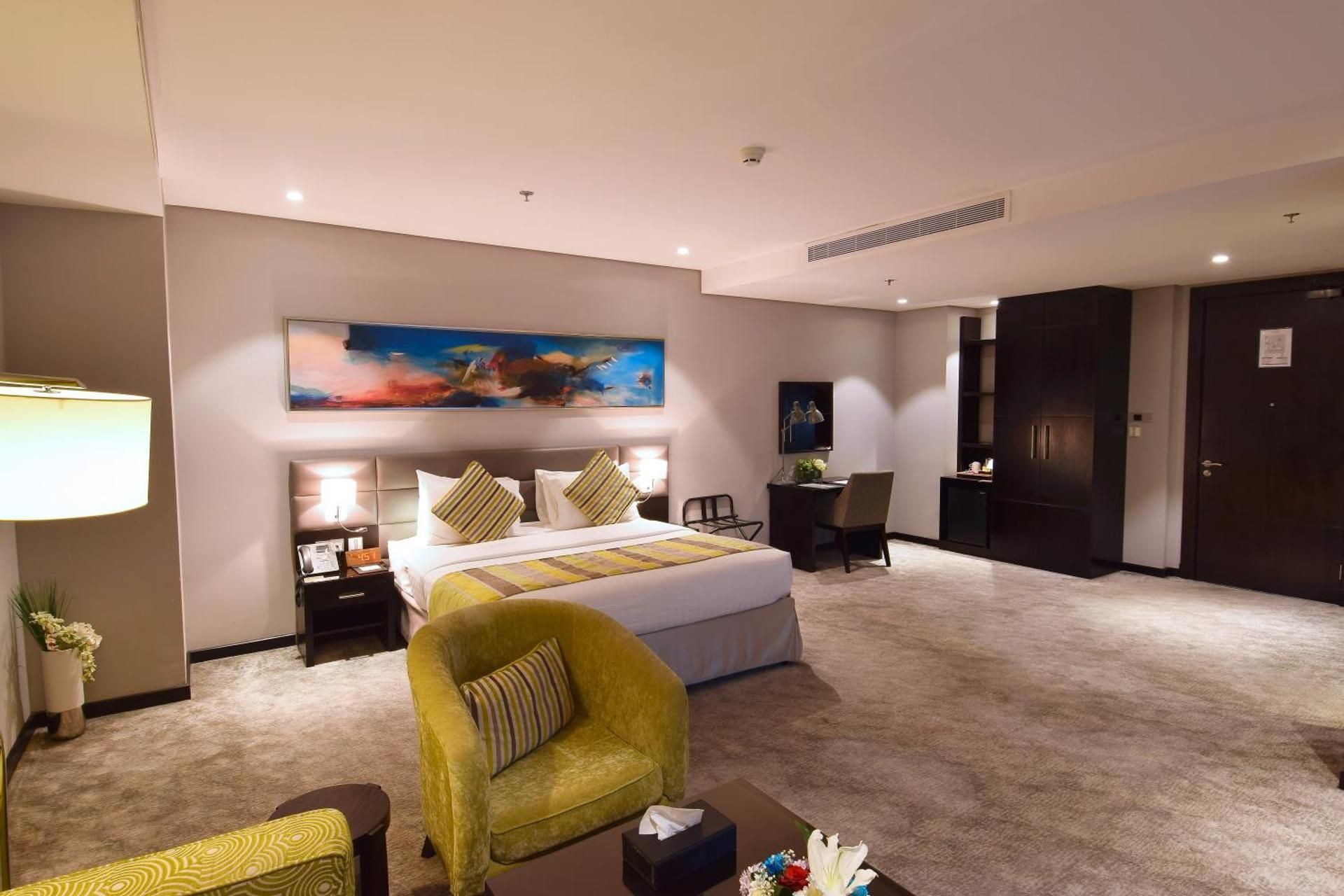 Suite - 1 Queen Bed, Smoking Room, Junior Suite