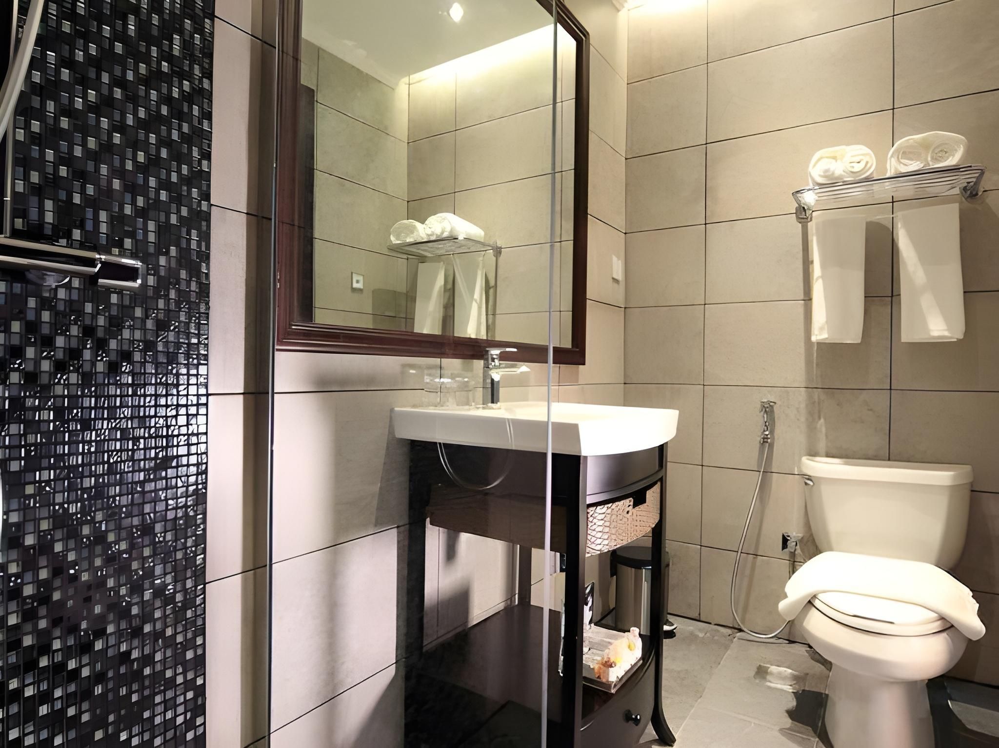 Suite - 1 Queen Bed, Nonsmoking, Executive Room, Air Conditioning