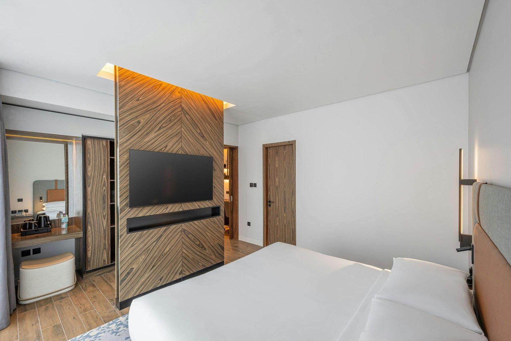 Junior Suite, 1 King, Atrium View