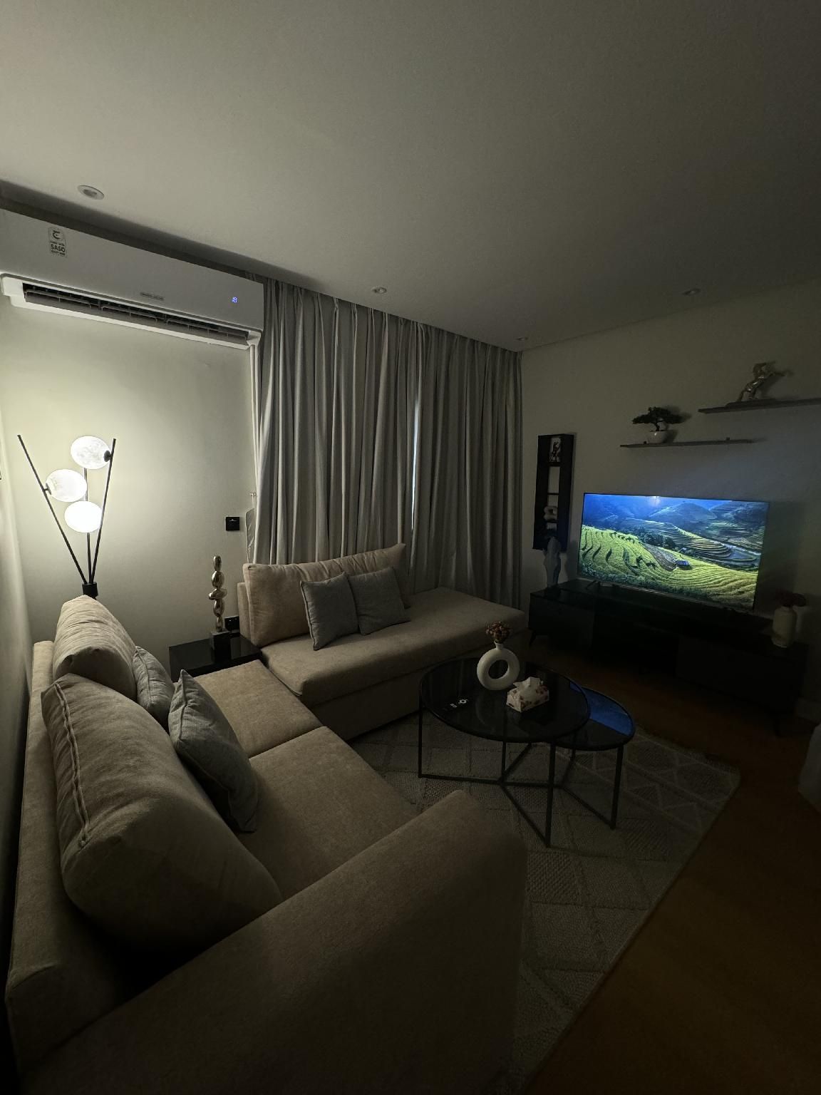Modern 1BR, 60" 4K TV, Spacious, Self-Entry