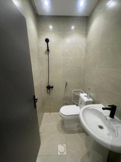 Modern 1BR, 60" 4K TV, Spacious, Self-Entry