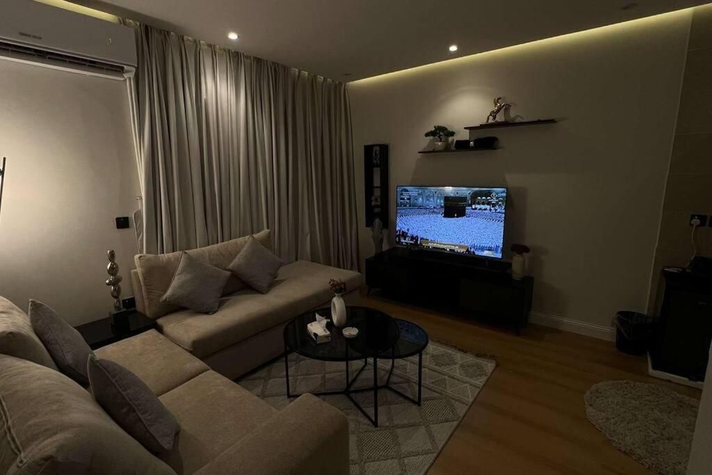 Modern 1BR, 60" 4K TV, Spacious, Self-Entry