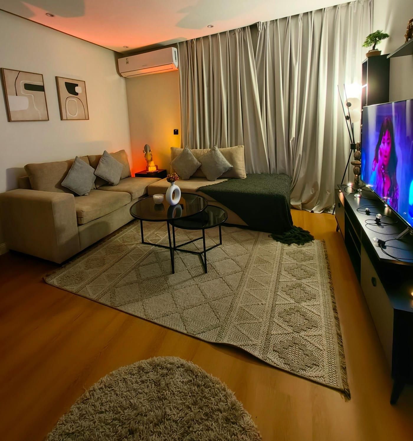 Modern 1BR, 60" 4K TV, Spacious, Self-Entry