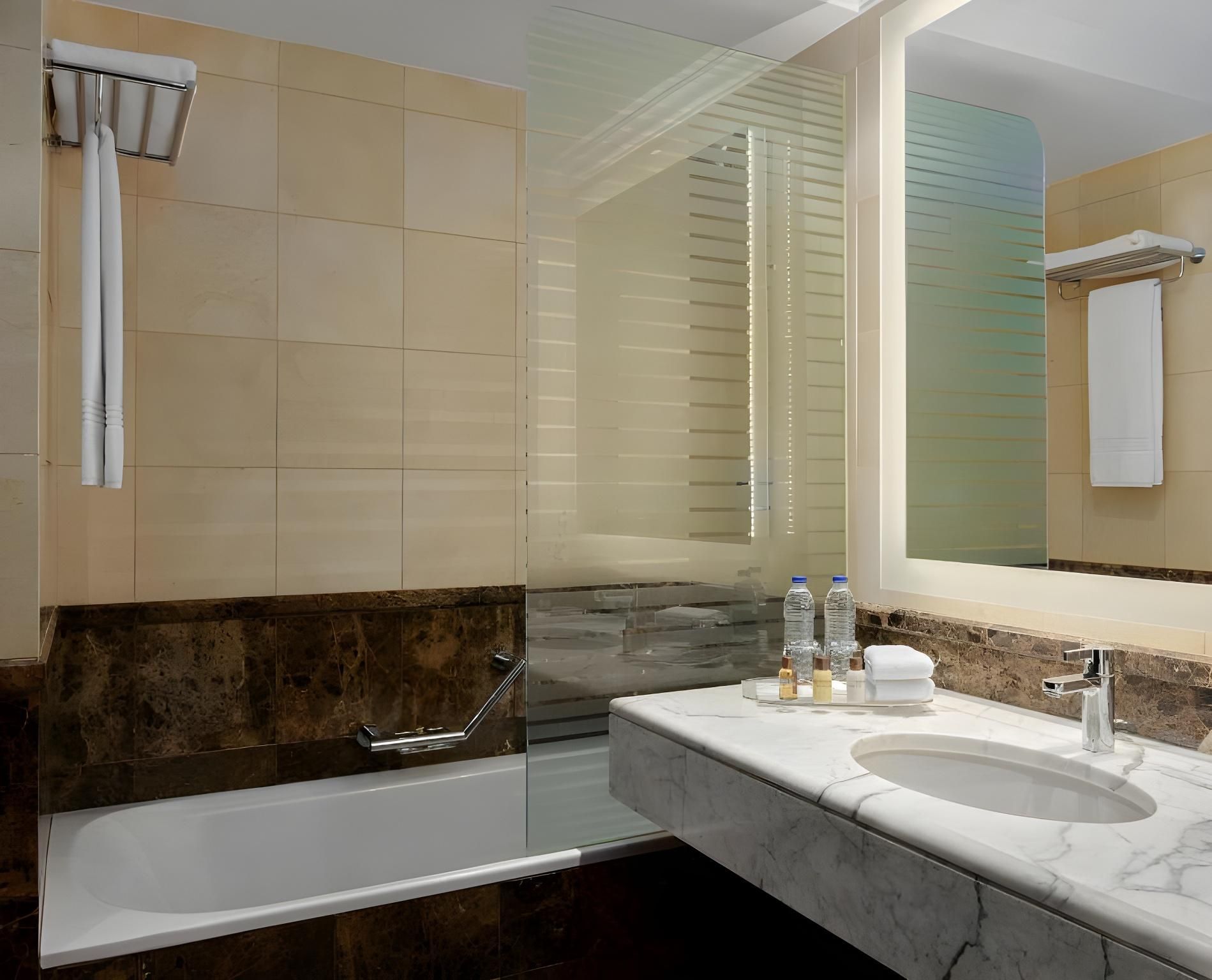 Sheraton Riyadh Hotel & Towers Classic Room, Guest room, 1 Queen 3