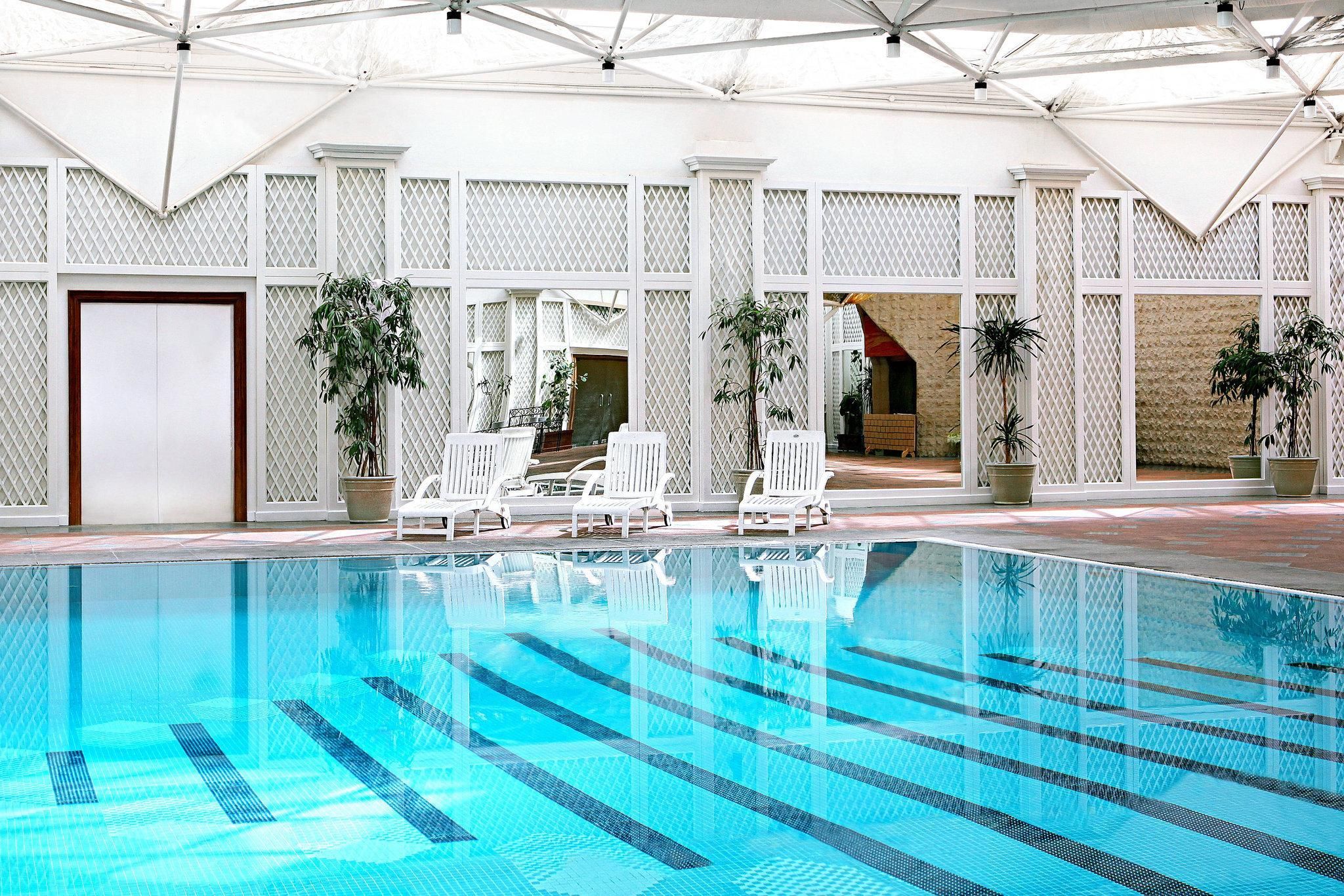 swimming pool [outdoor]