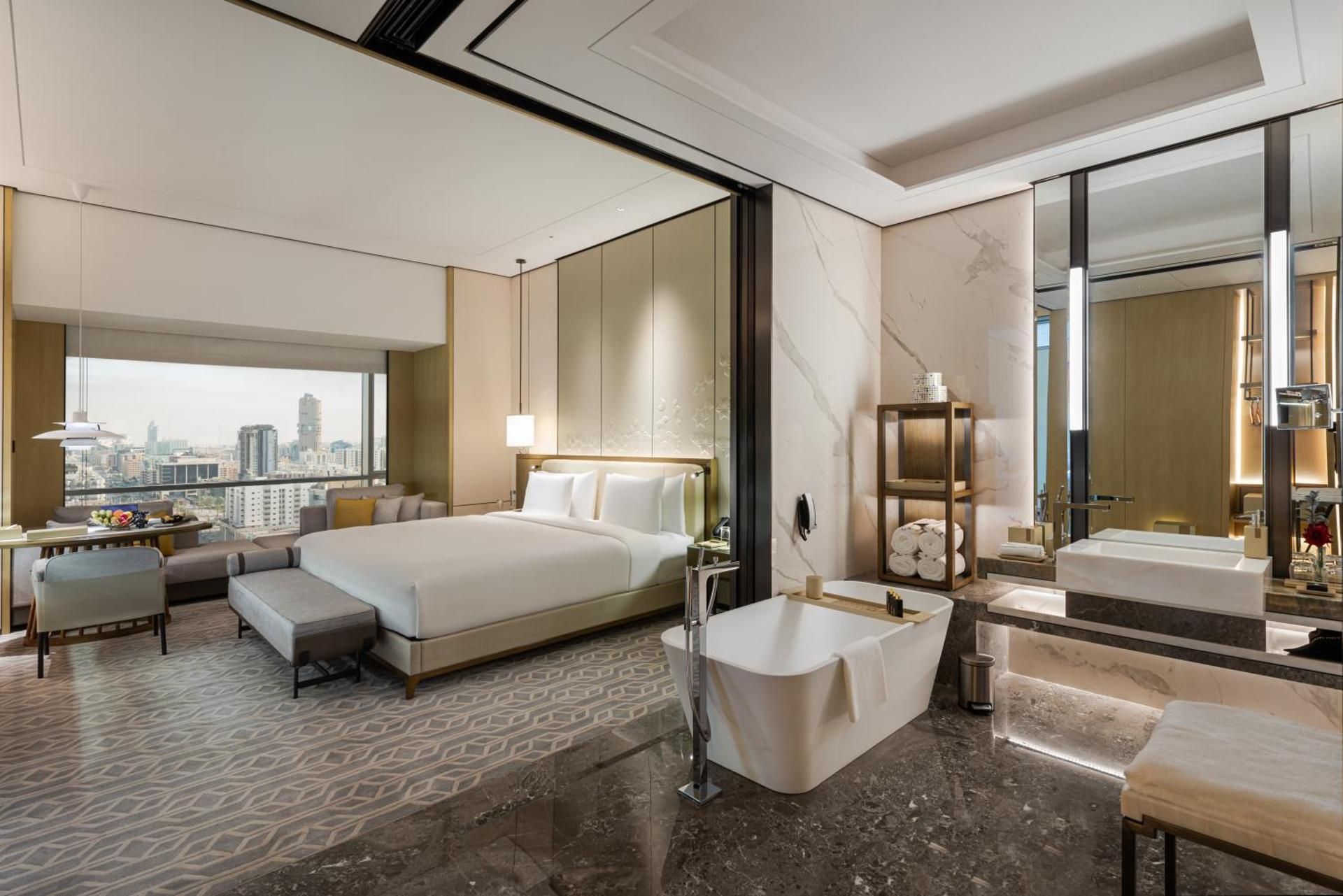 Deluxe King Room - Kingdom Tower View