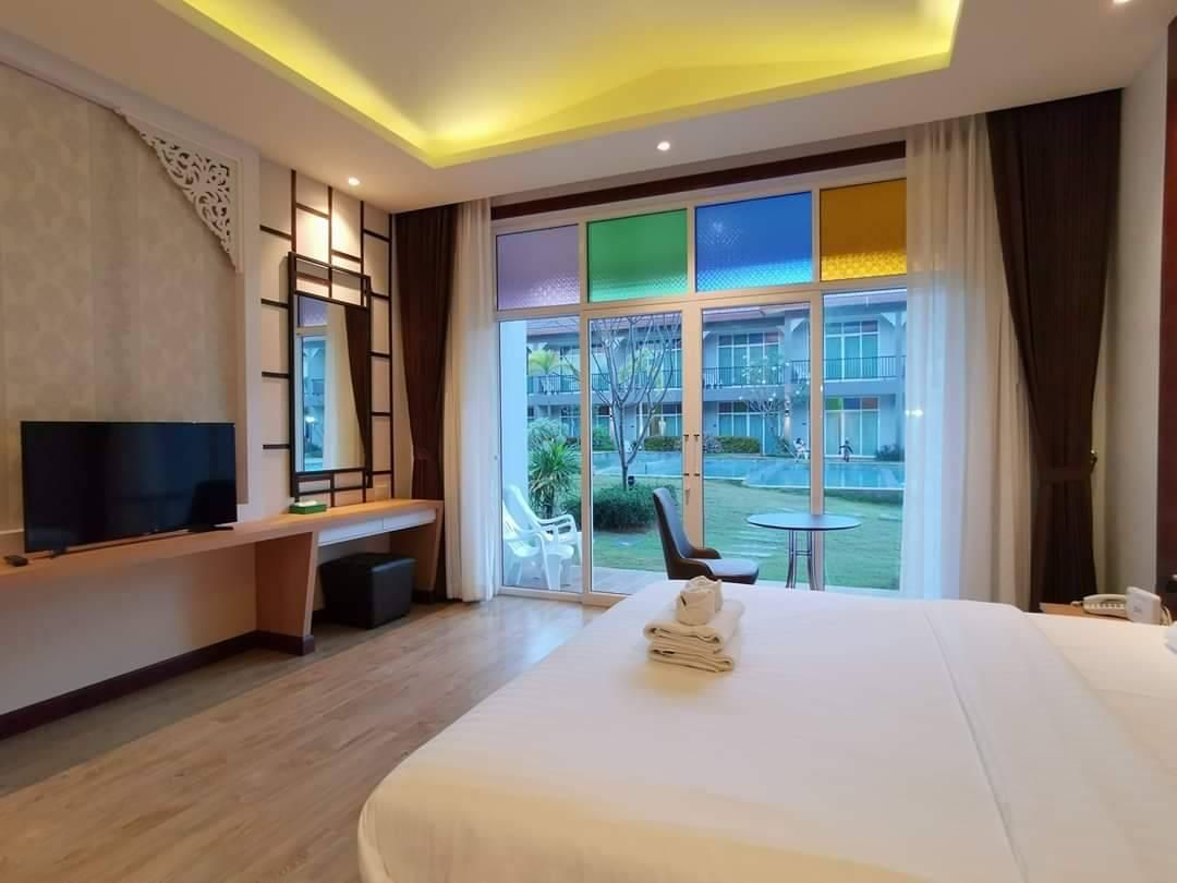 Deluxe Pool View King Room for 2 People