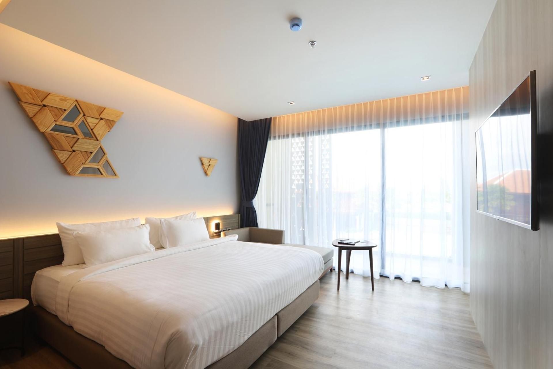 Deluxe Pool View Room