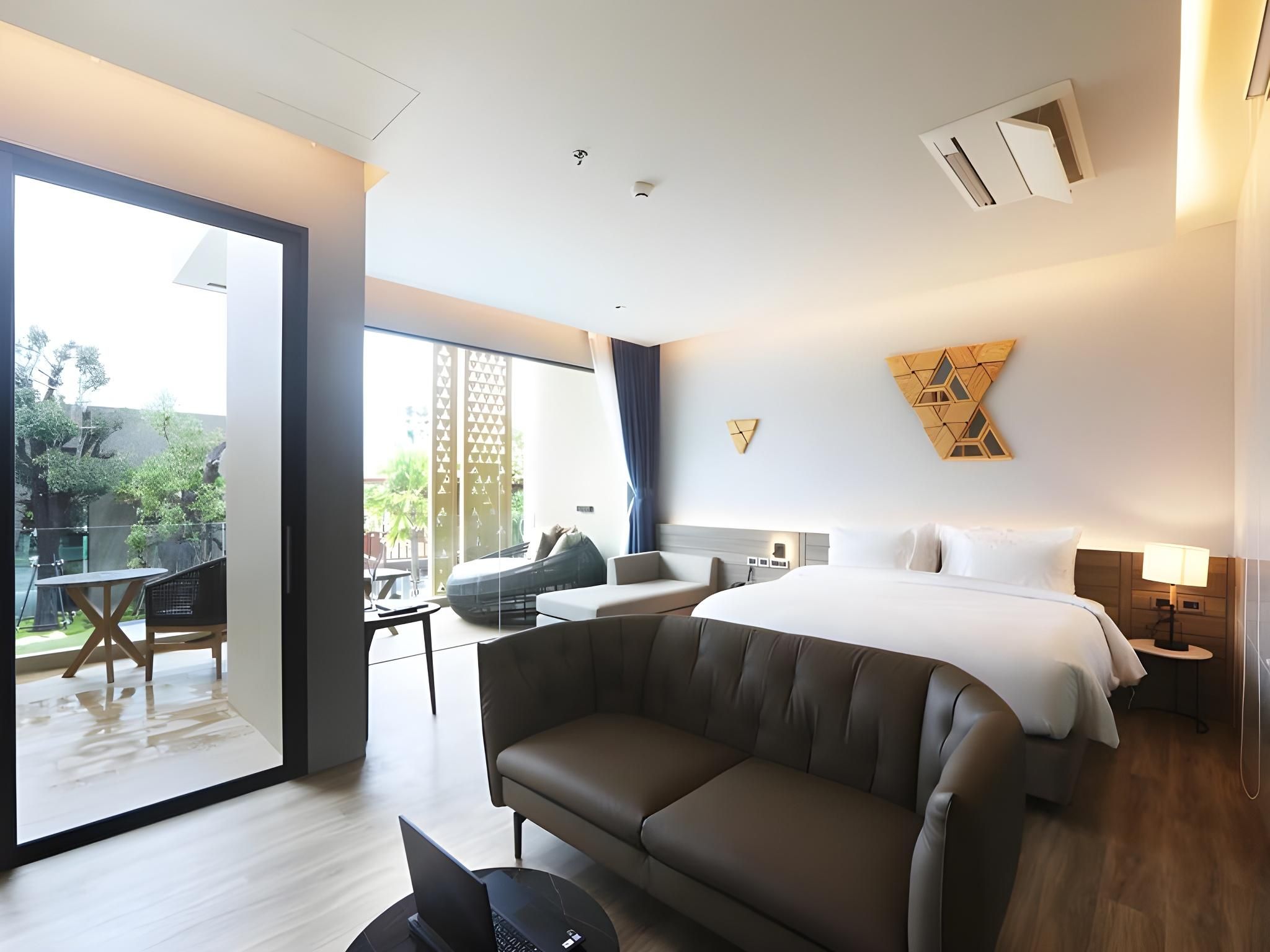 Suite Pool View