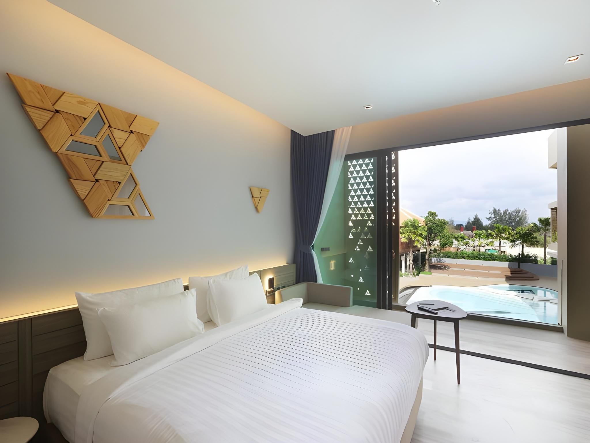 Deluxe Pool View Room